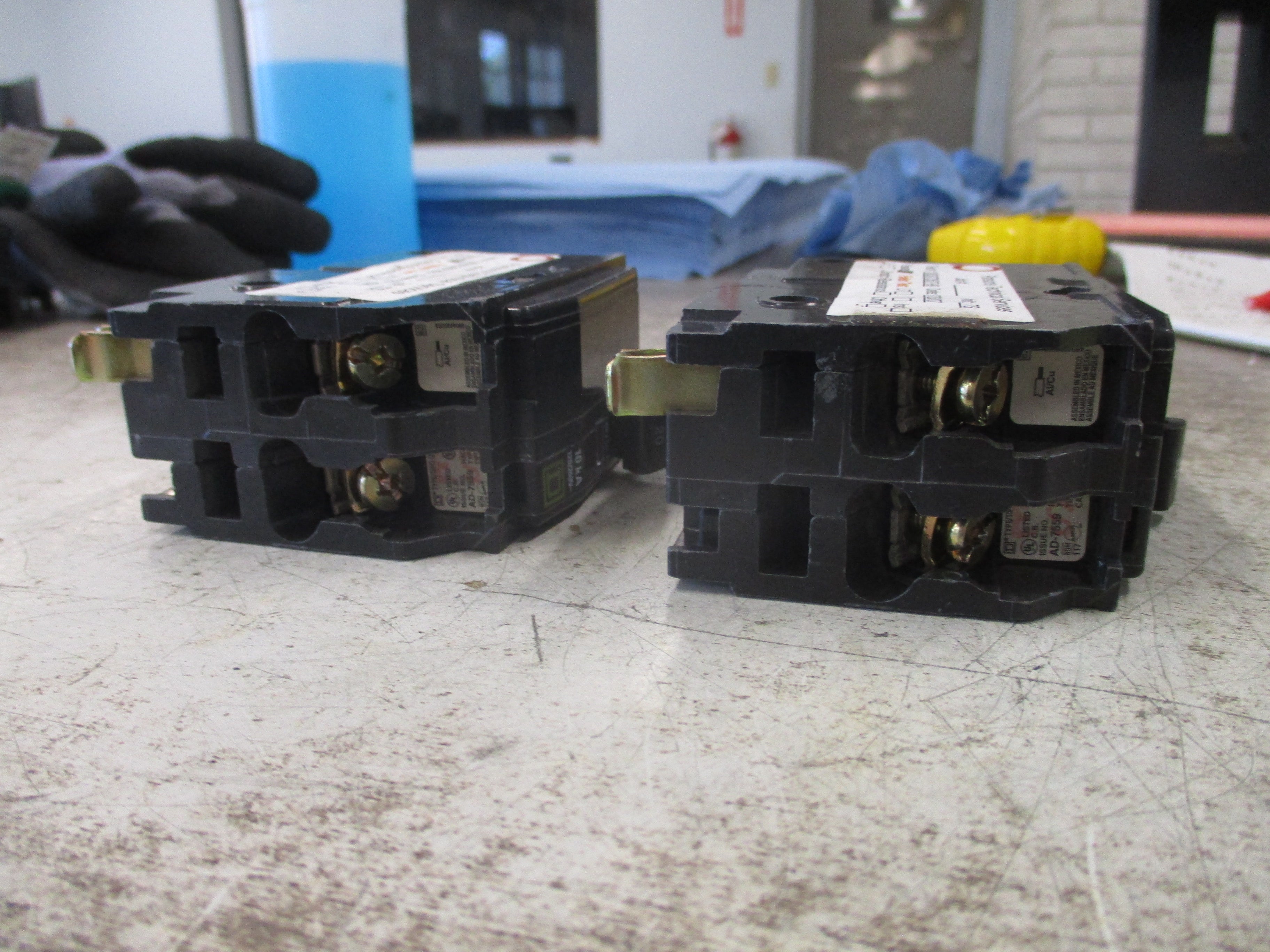 Square D Circuit Breaker QOB220 20A 120/240V 2P *Lot of 2* *(1) Screw* Used