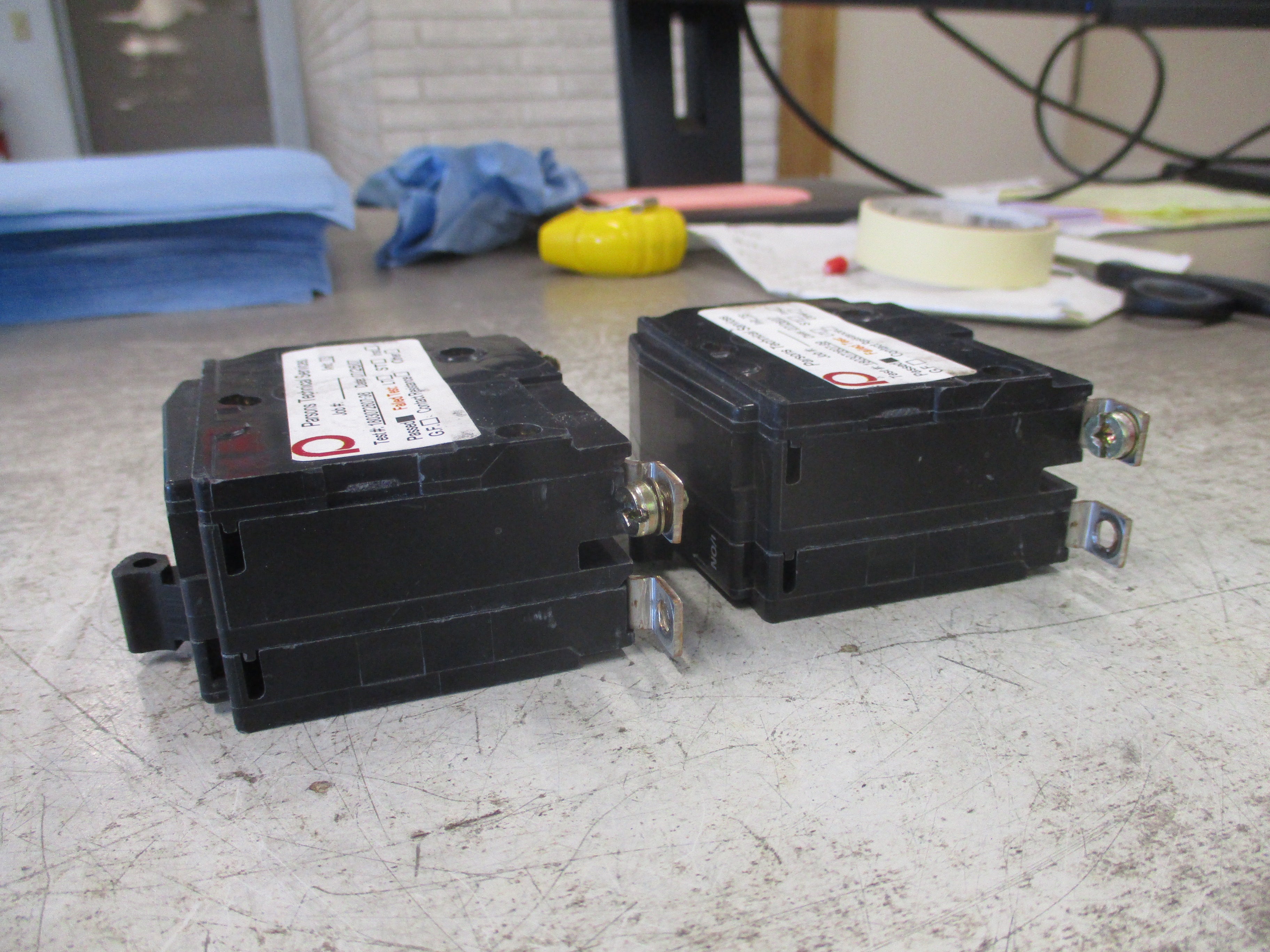 Square D Circuit Breaker QOB220 20A 120/240V 2P *Lot of 2* *(1) Screw* Used