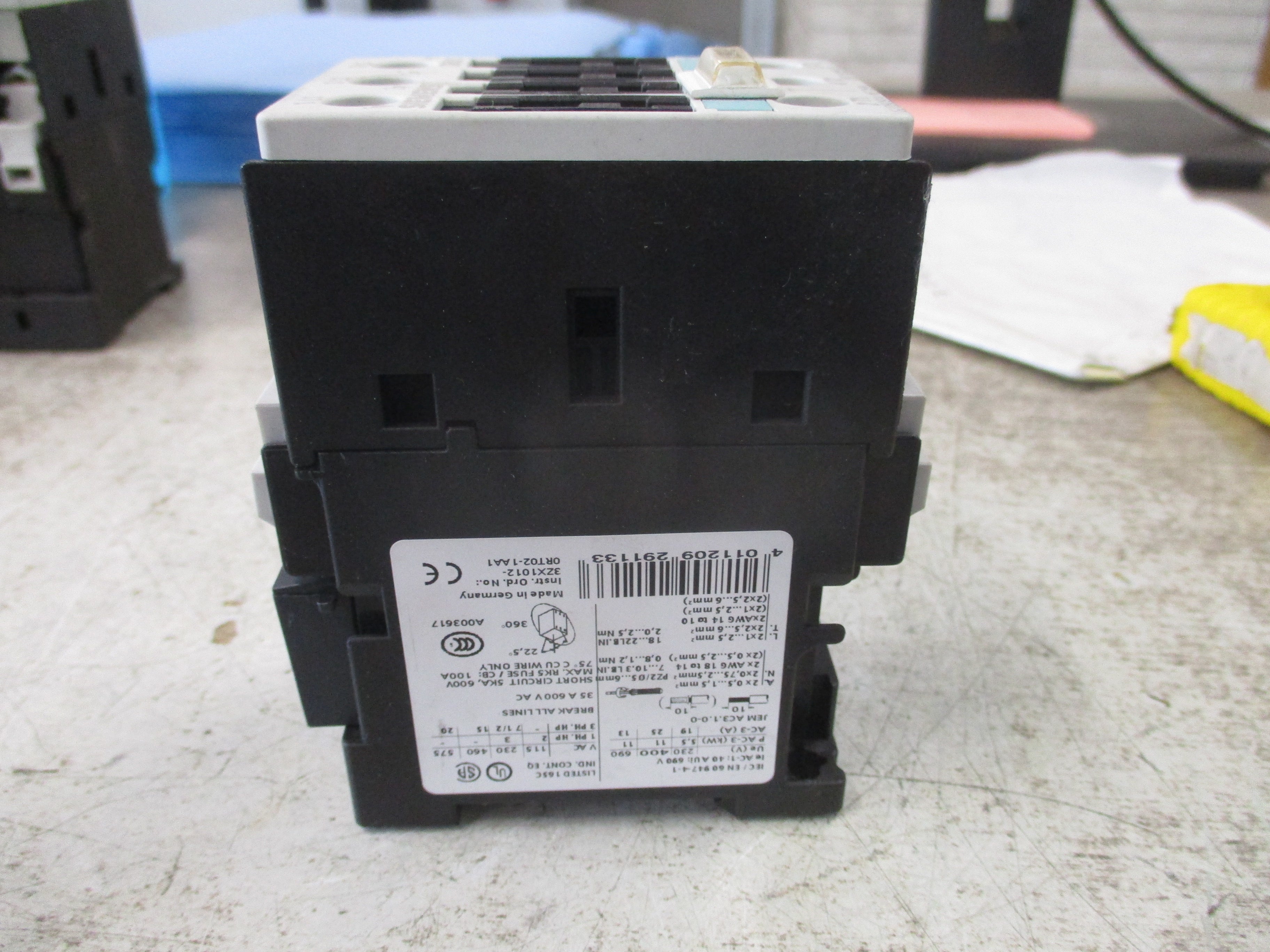 Siemens Sirius Contactor 3RT1026-B1..0 24VDC Coil 35A 600V W/Surge Suppressor