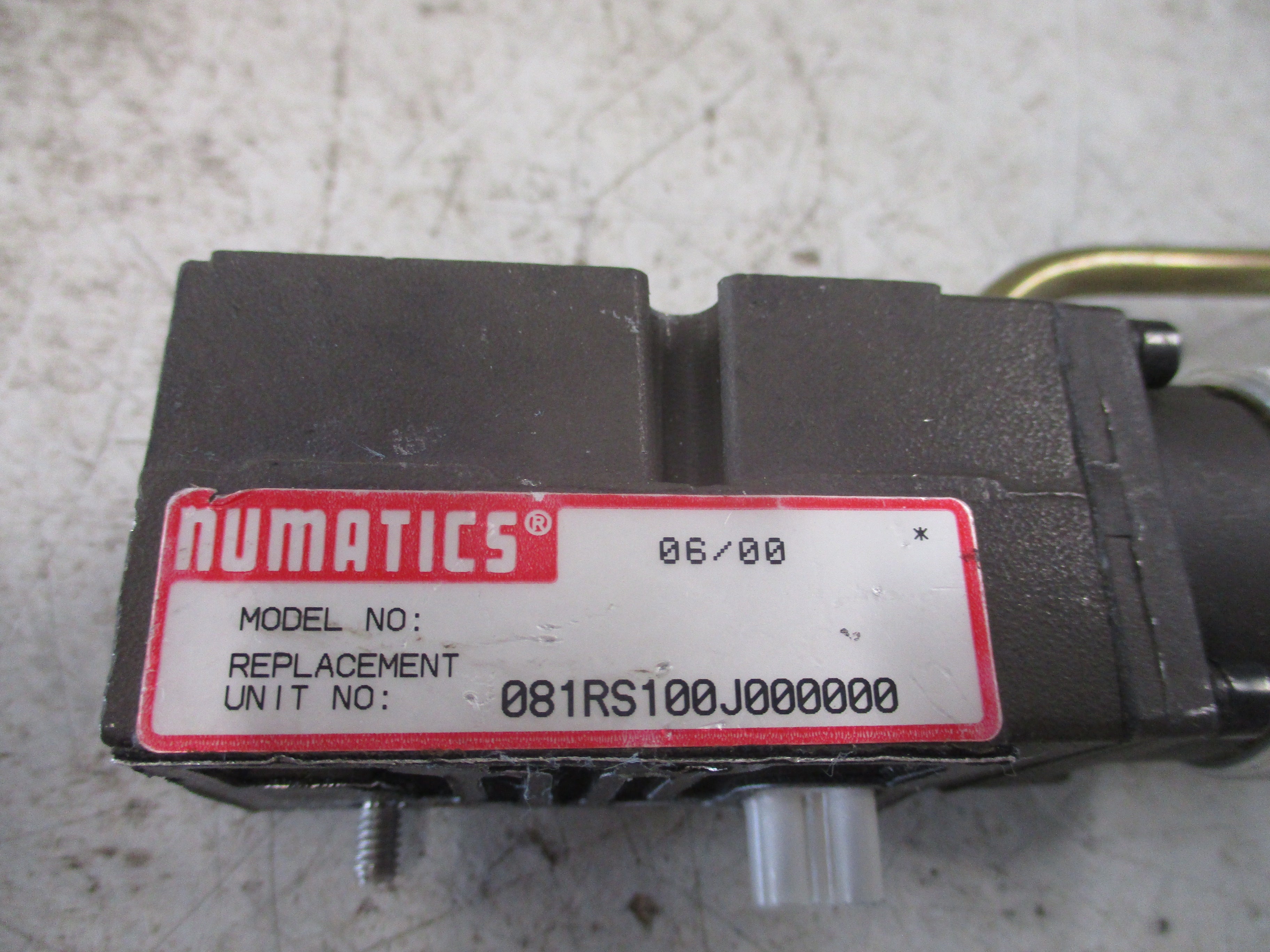 Numatics Pneumatics Regulator 081RS100J000000 W/Gauge *No Cover* Used