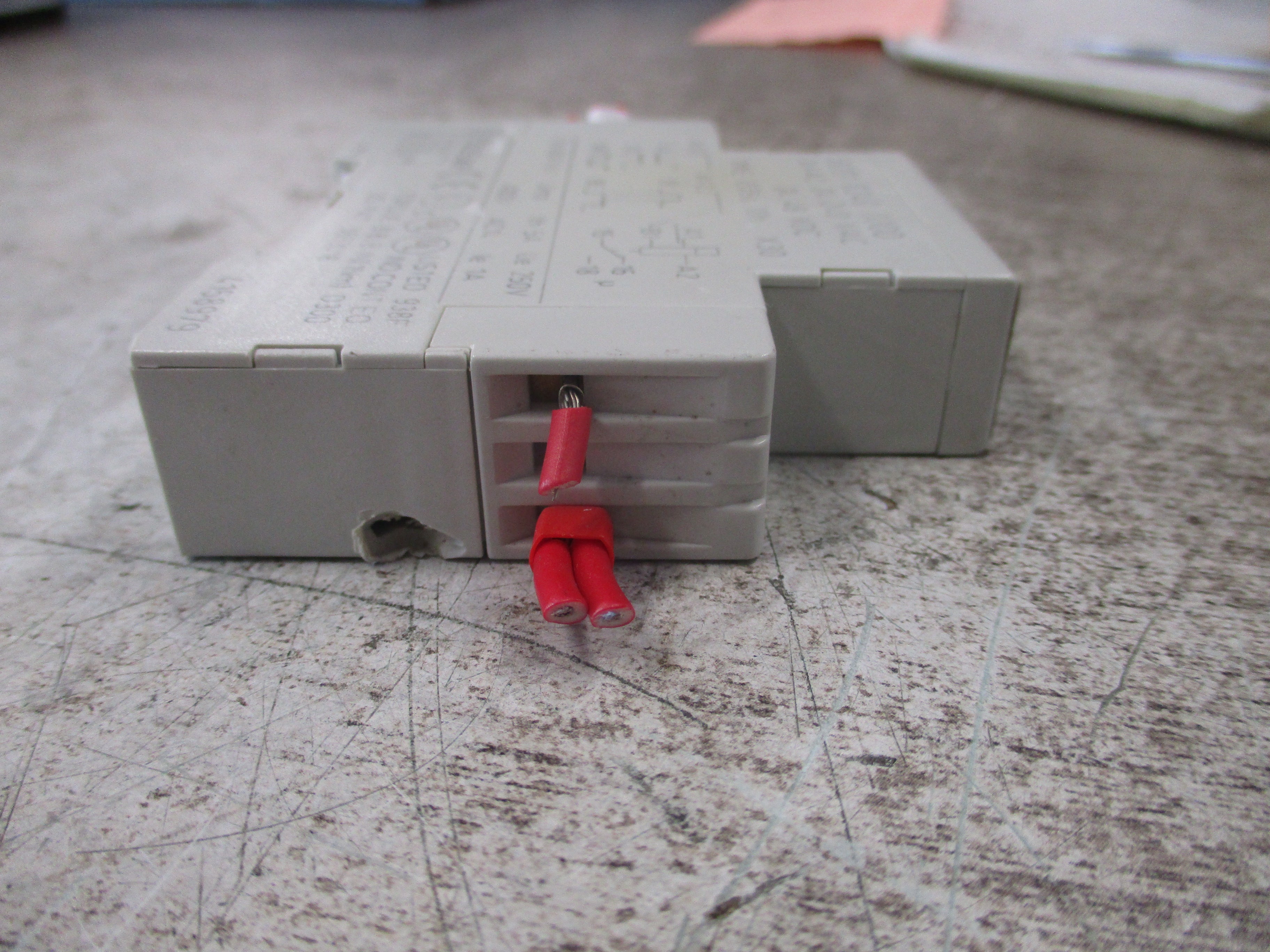 Finder Time Delay Relay 8201 0240 0000 Time: 0.05s-10h *Chipped Base* Used