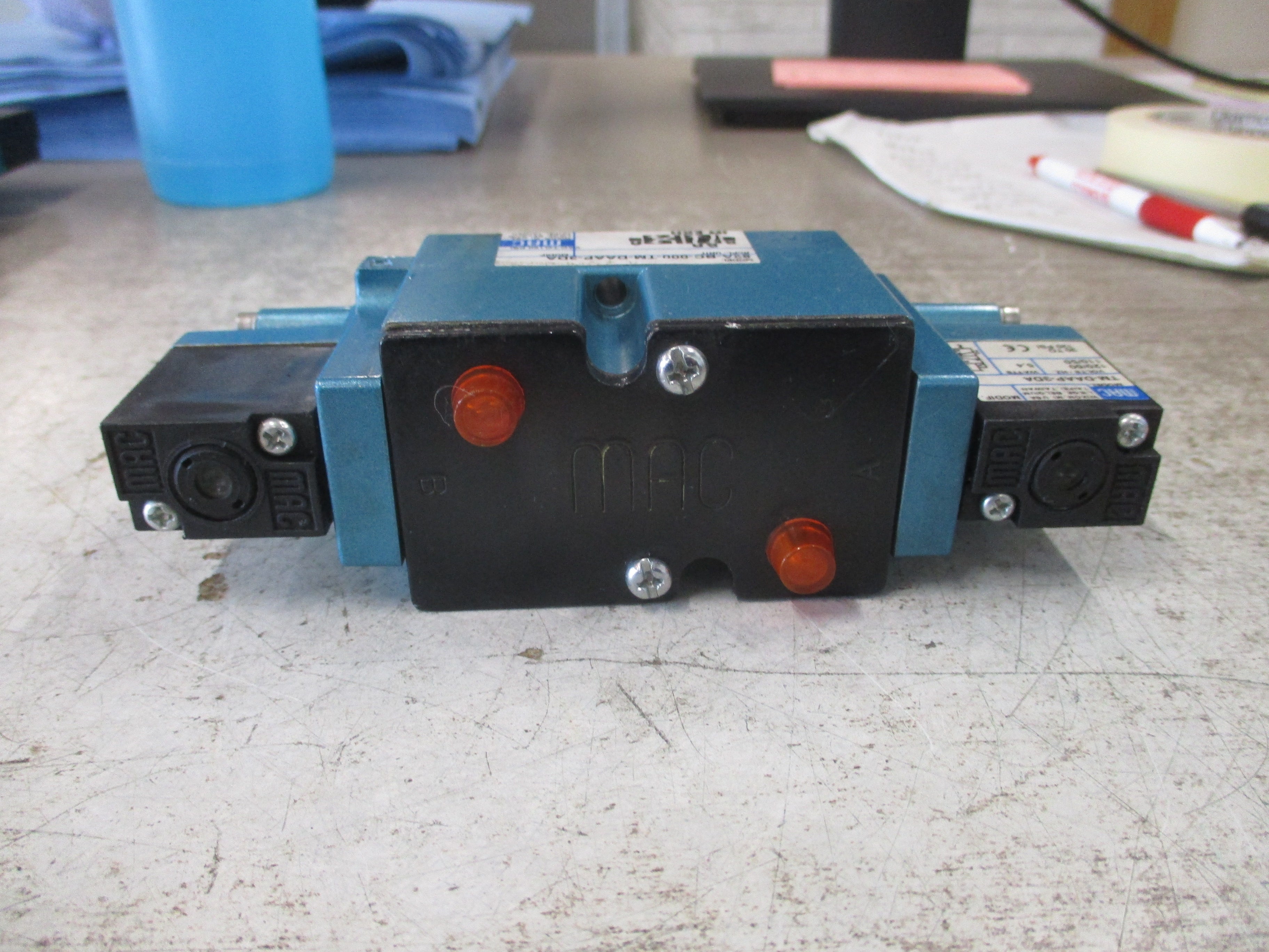 MAC Solenoid Valve 82A-BC-000-TM-DAAP-3DA VAC-150PSI Used