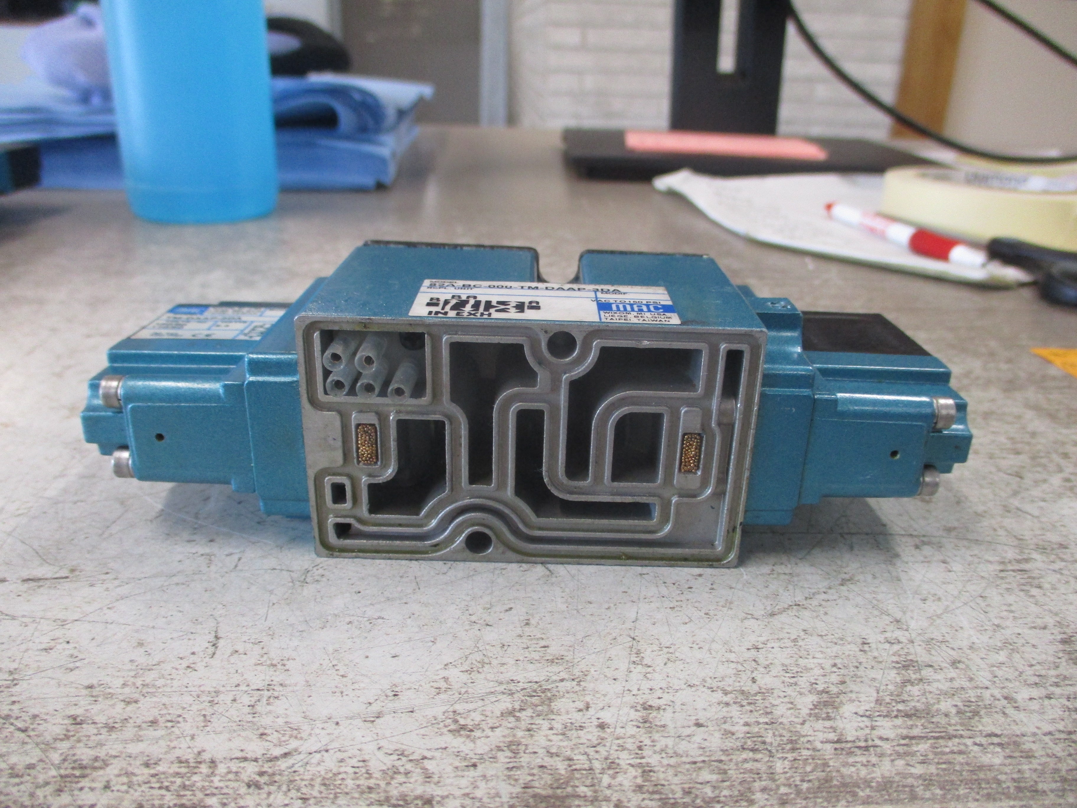 MAC Solenoid Valve 82A-BC-000-TM-DAAP-3DA VAC-150PSI Used
