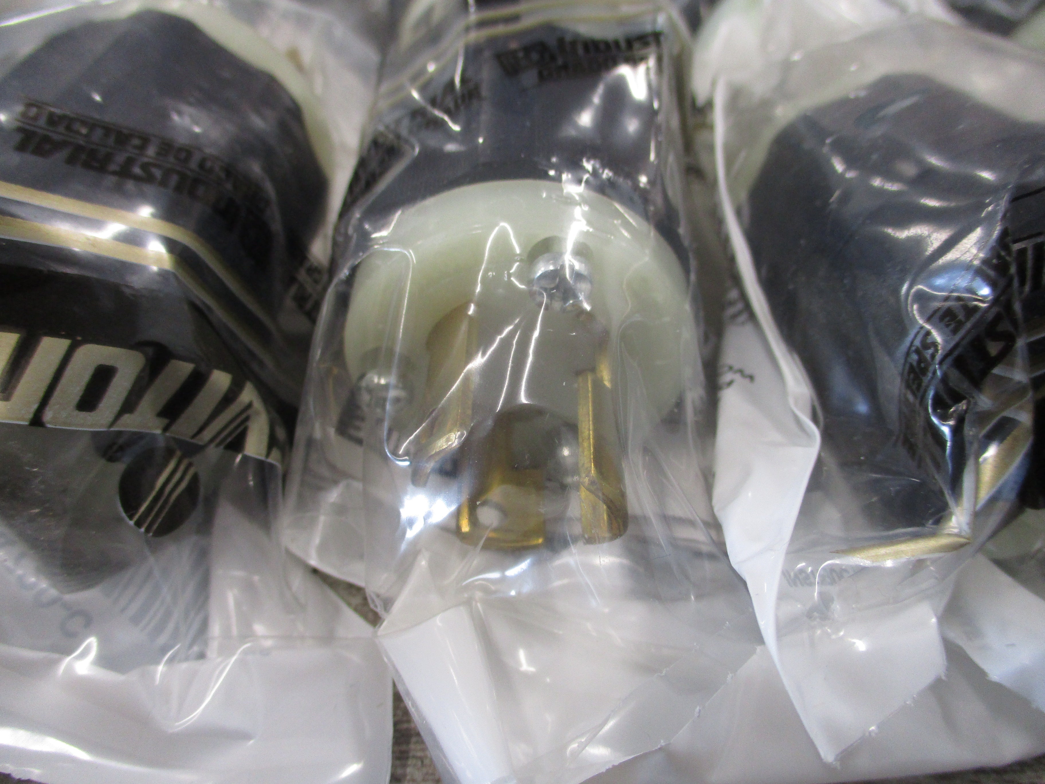 Leviton Locking Plug 4720-C 15A 125V 2P 3W Nema L5-15P *Box of 10* New Surplus