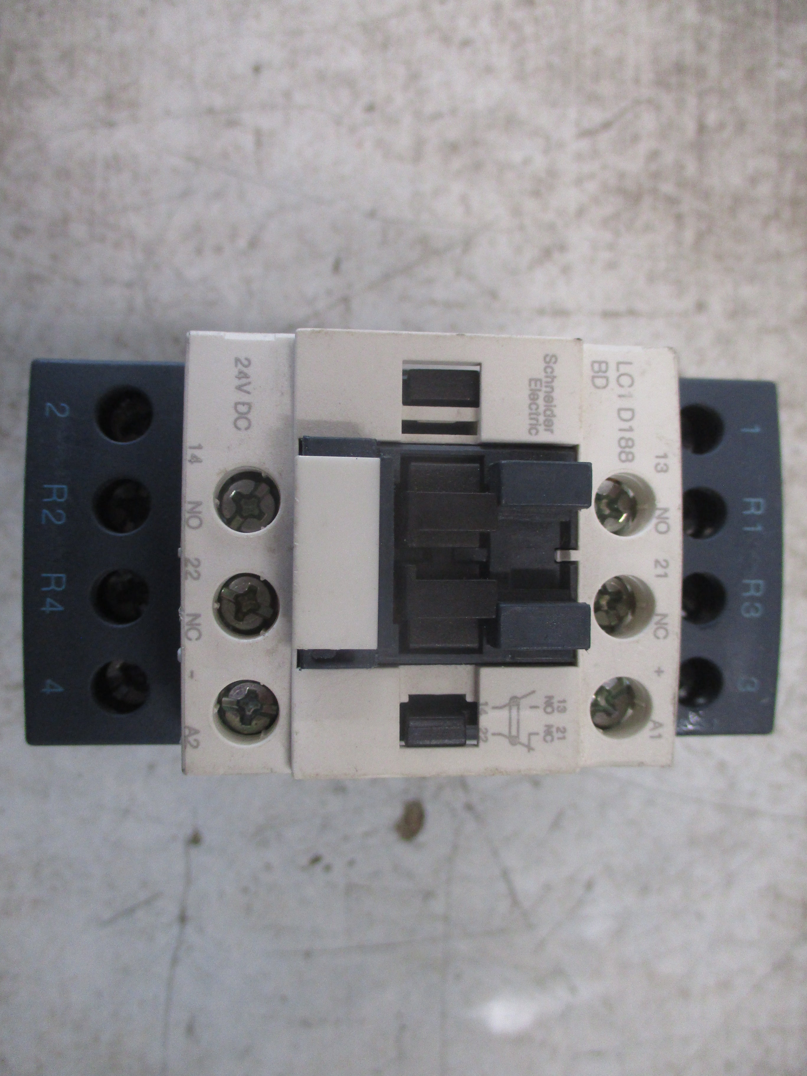 Schneider Electric Contactor LC1 D188 BD 24VDC Coil 32A 600V Used