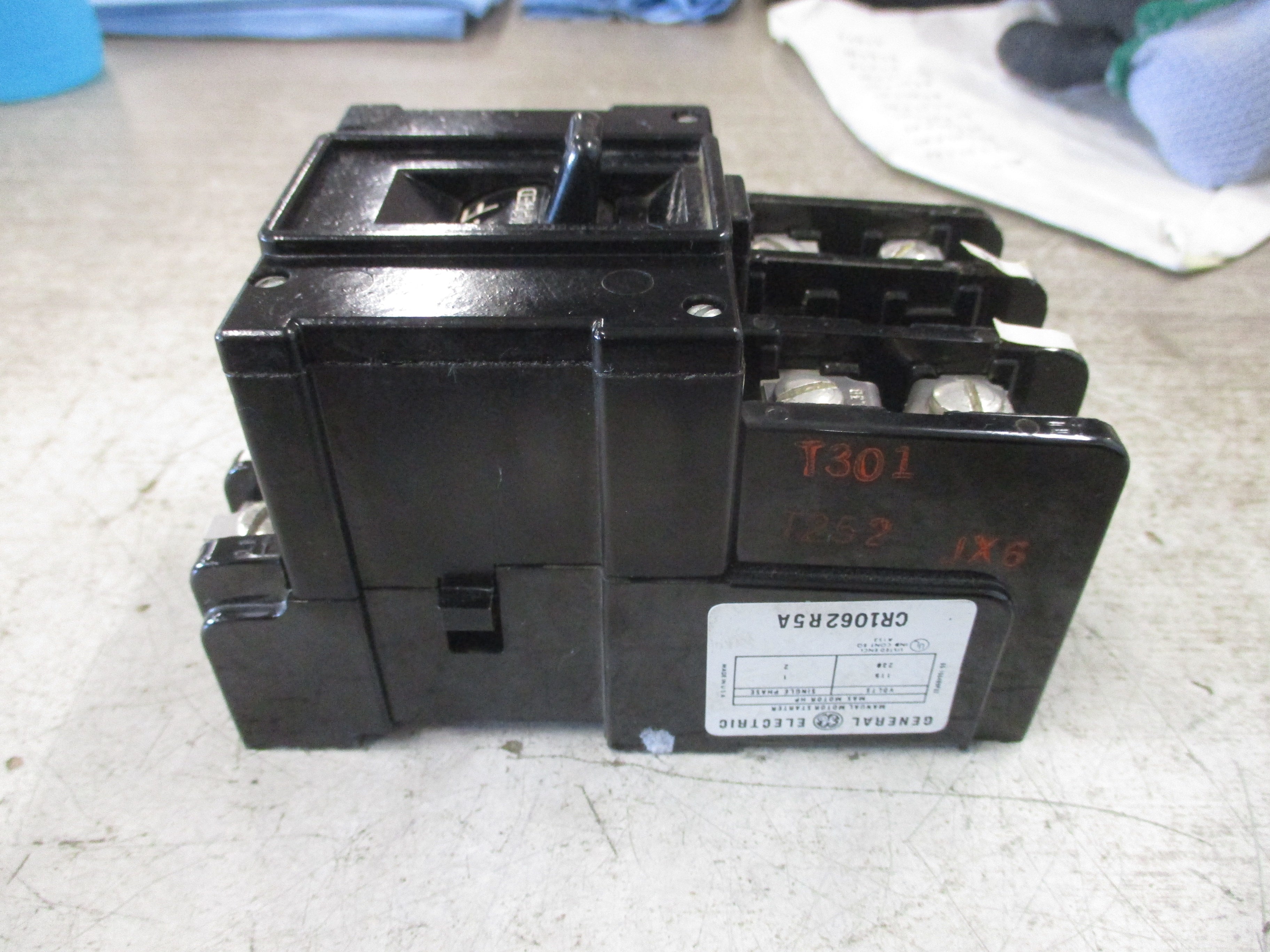 GE Manual Starter CR1062R5A 115/230V *Chipped Mounting Corner* Used