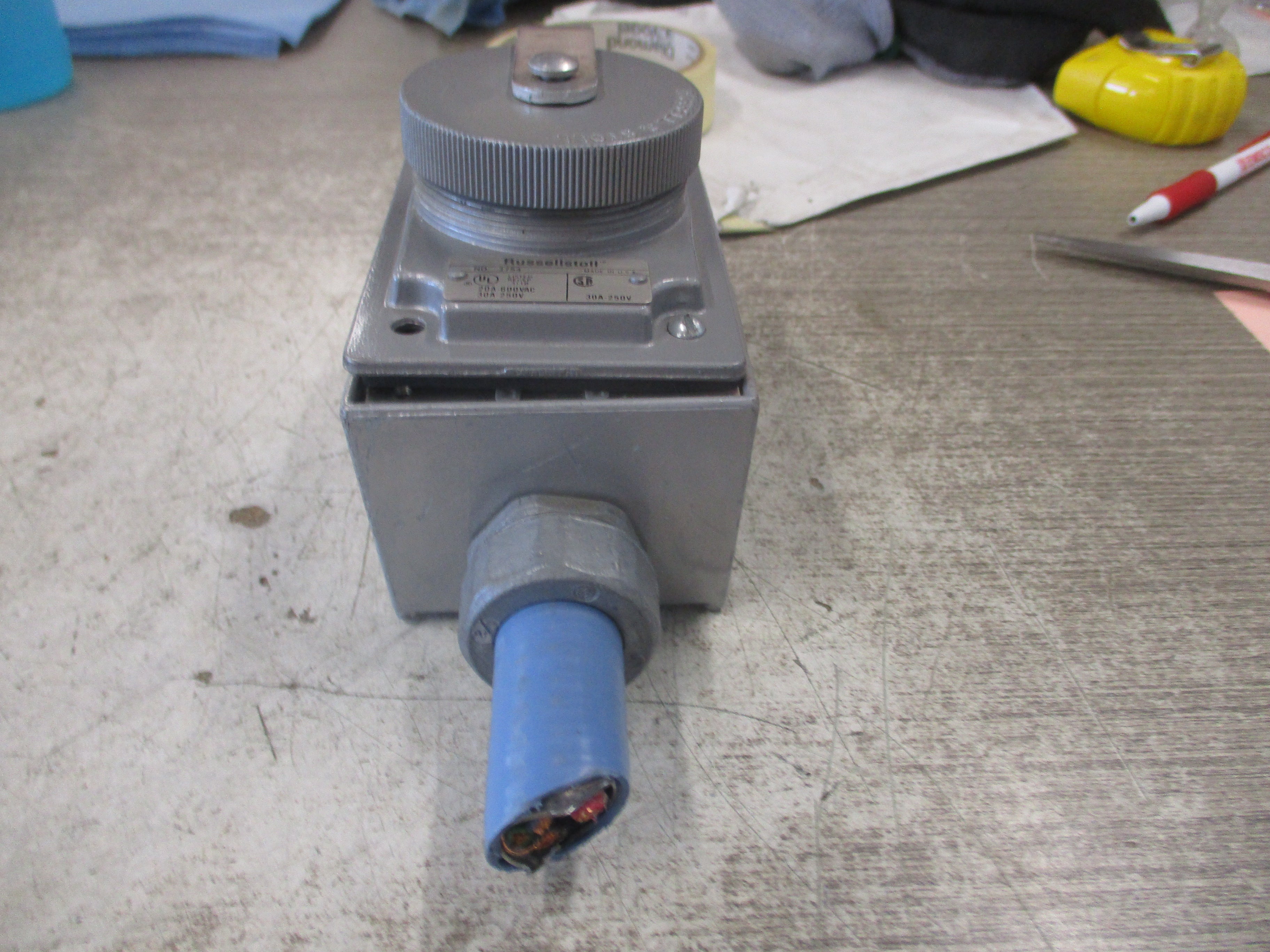 Russellstoll Receptacle 3754 30/20A 250/600VAC 3P 4W *Missing (1) Screw*