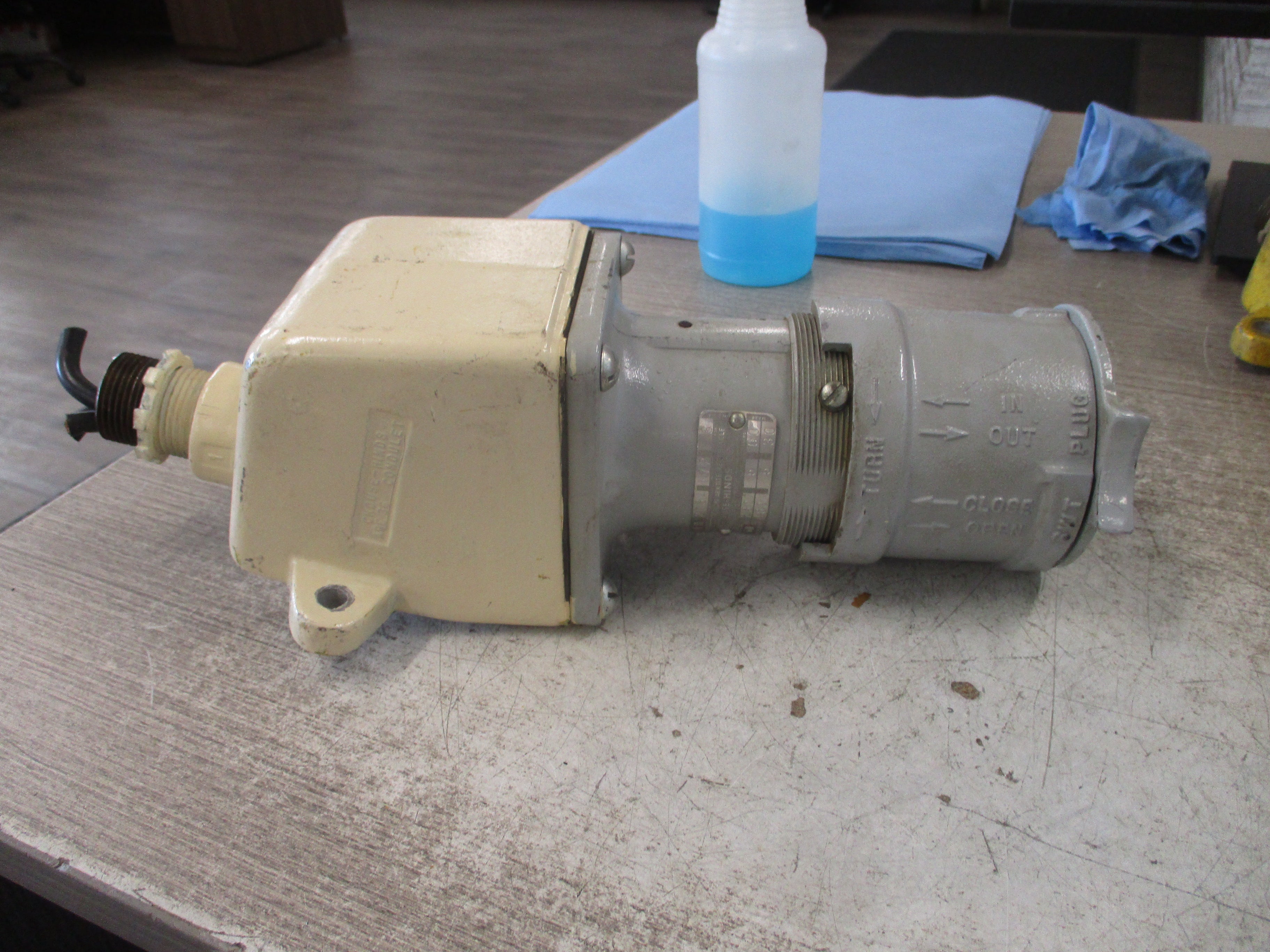 Crouse-Hinds Receptacle with Base QEH2634 30/60A 460/230VAC 3Ph Model: M72 Used