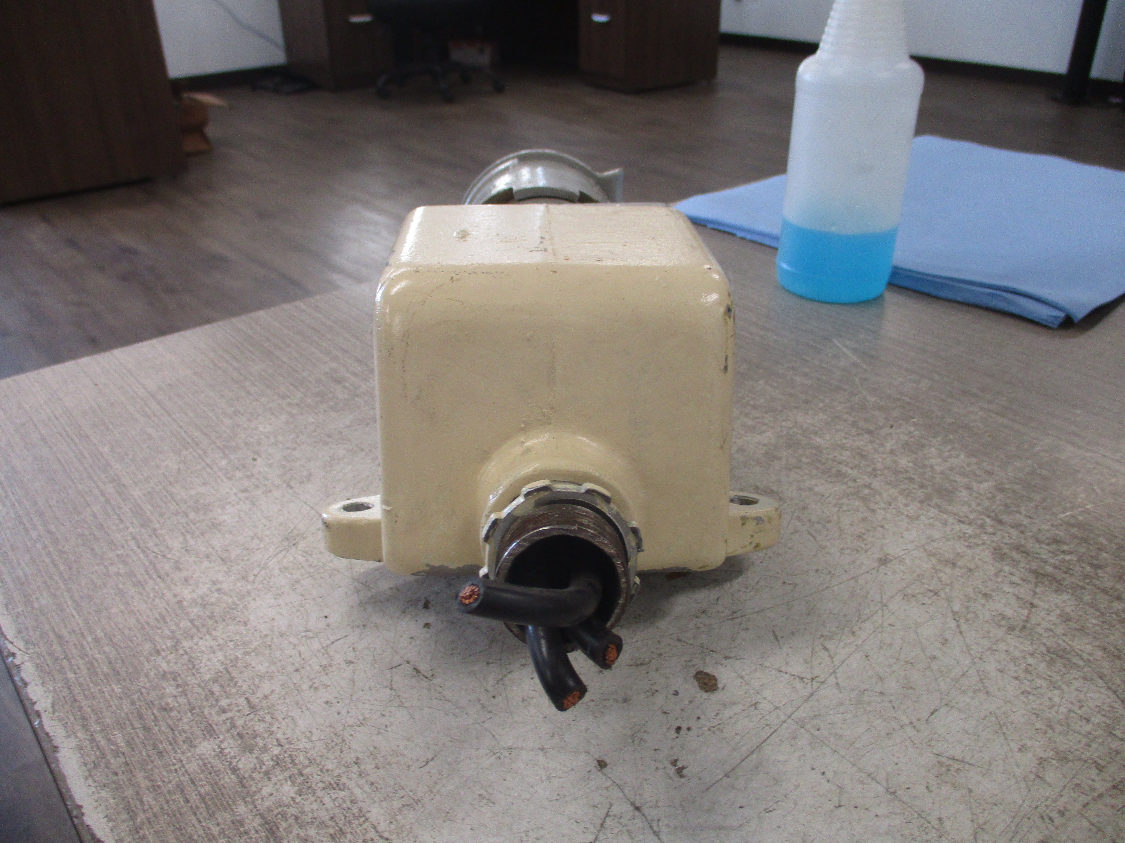 Crouse-Hinds Receptacle with Base QEH2634 30/60A 460/230VAC 3Ph Model: M72 Used