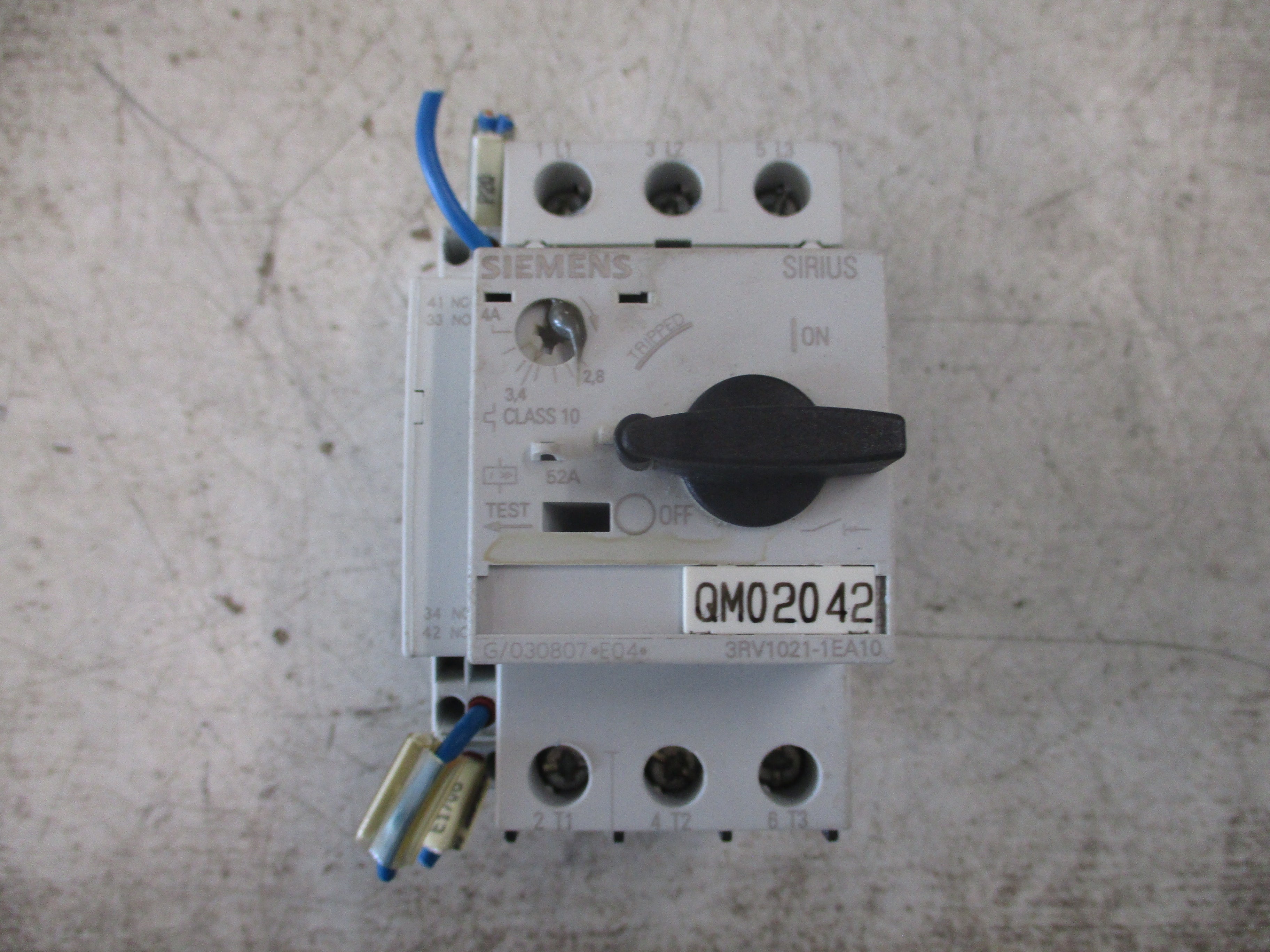 Siemens Motor Protector 3RV1021-1EA10 Trip: 2.8-4A W/Aux Contact Used