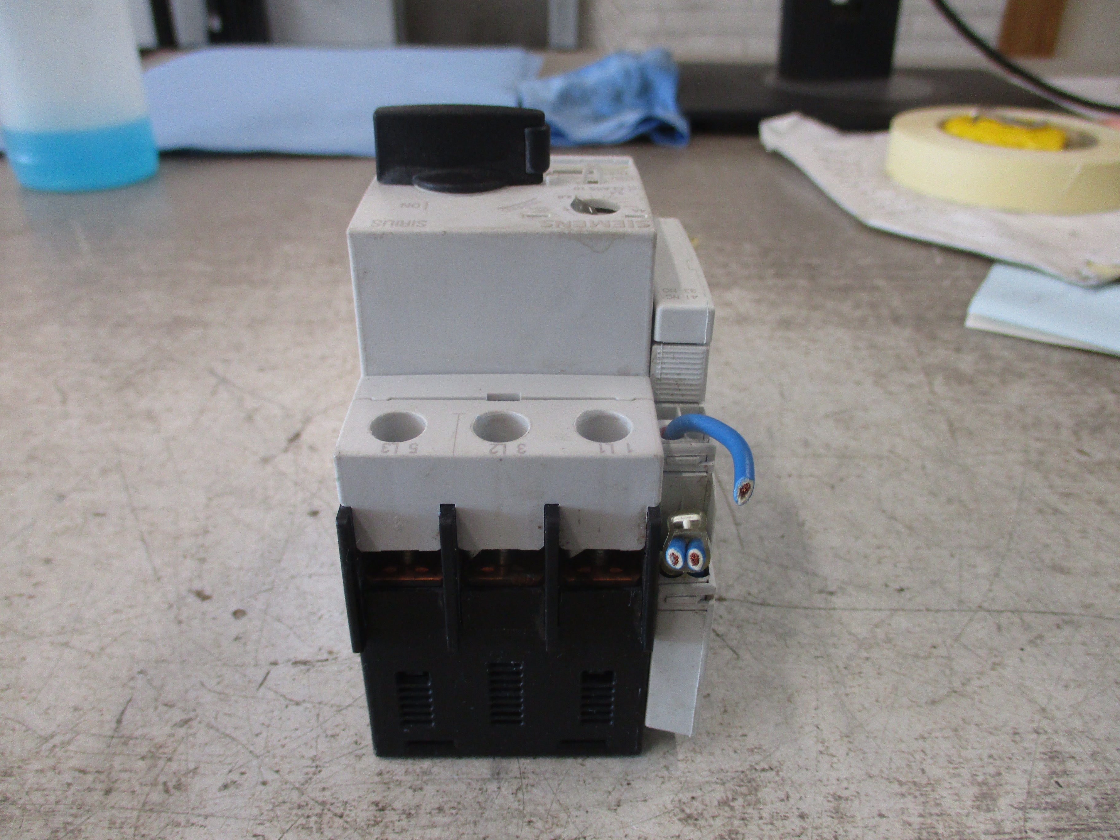 Siemens Motor Protector 3RV1021-1EA10 Trip: 2.8-4A W/Aux Contact Used