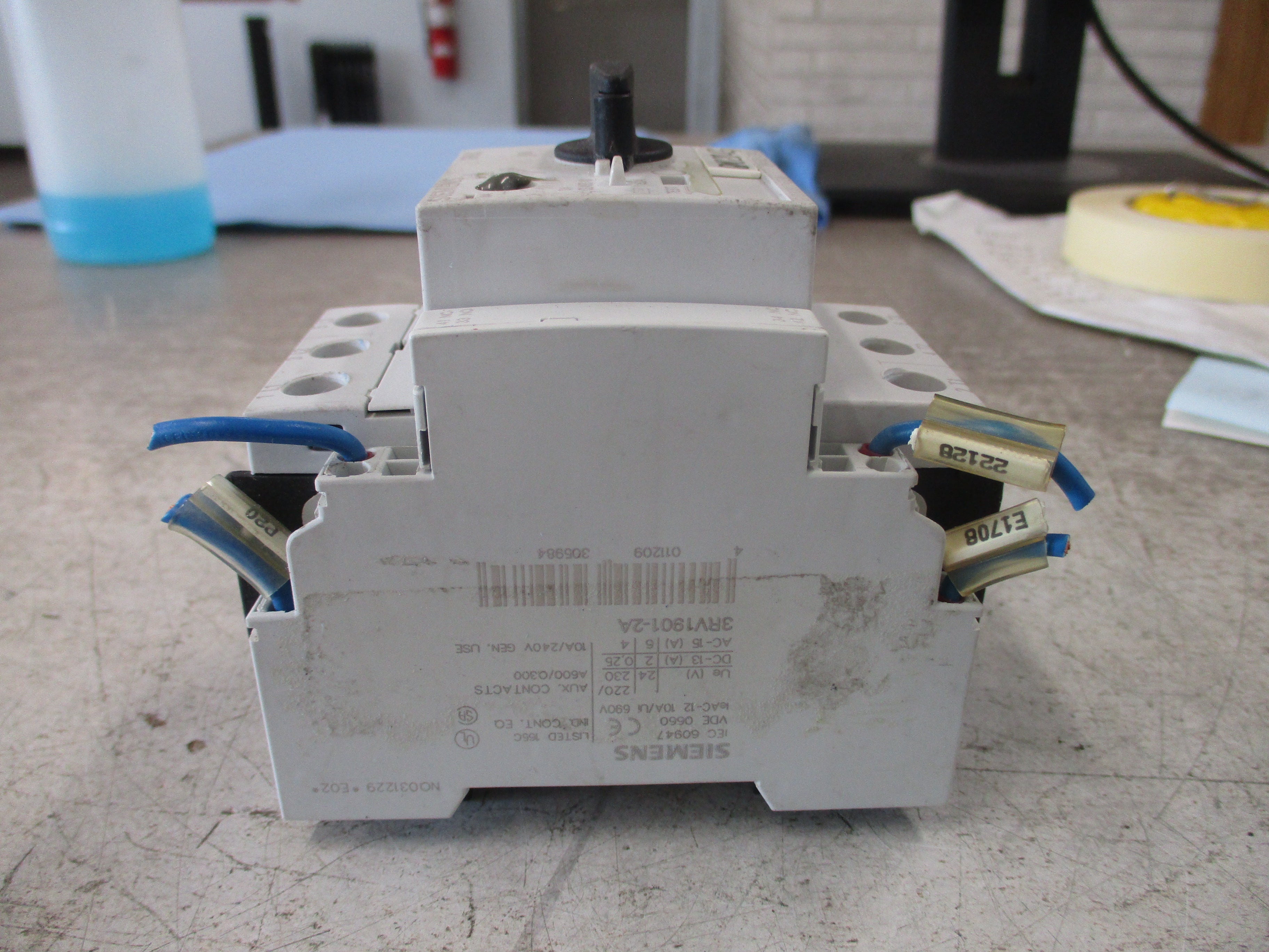 Siemens Motor Protector 3RV1021-1EA10 Trip: 2.8-4A W/Aux Contact Used