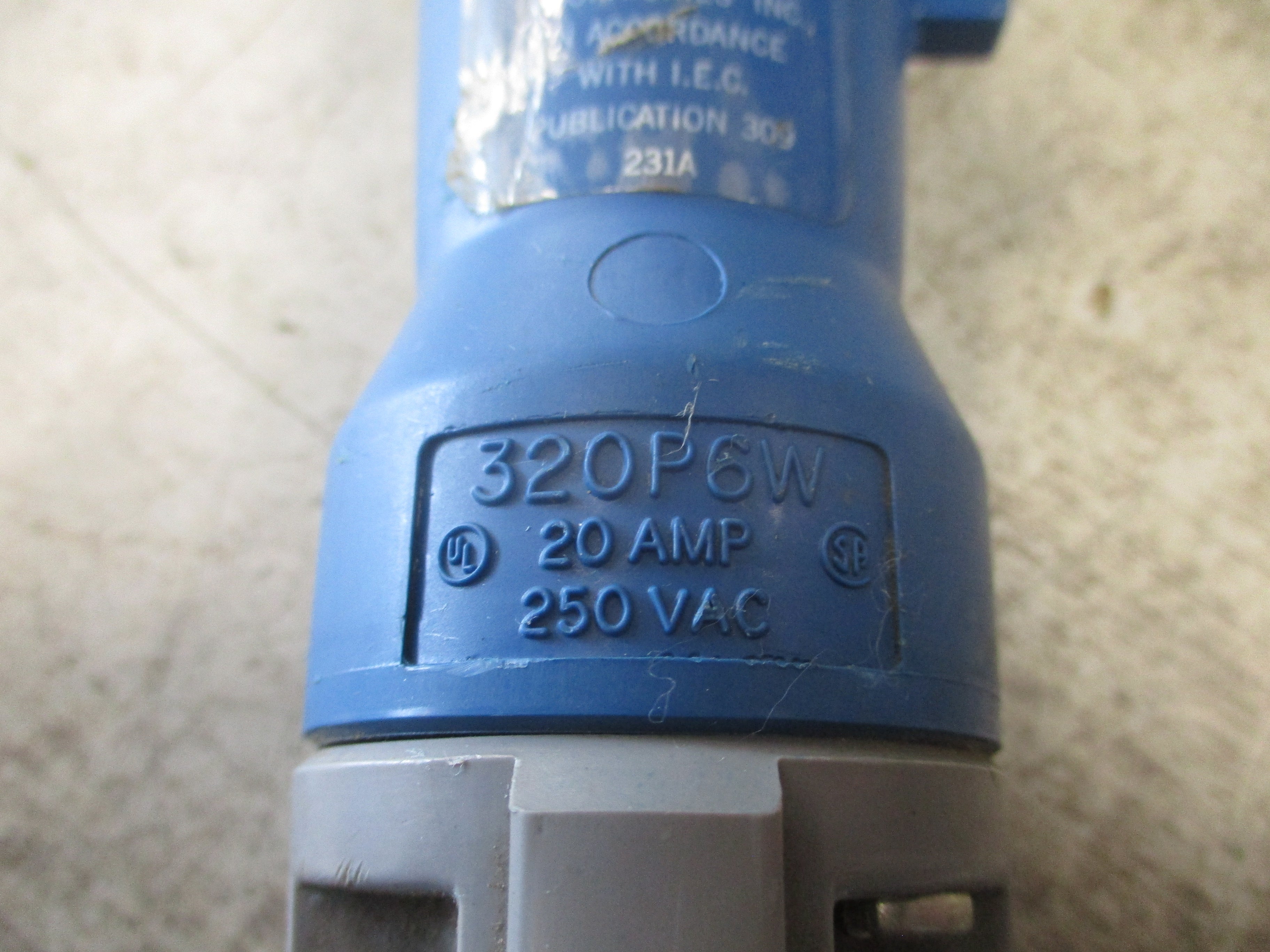 Hubbell Plug 320P6W 20A 250VAC 2P 3W Watertight *No Bushing* Used