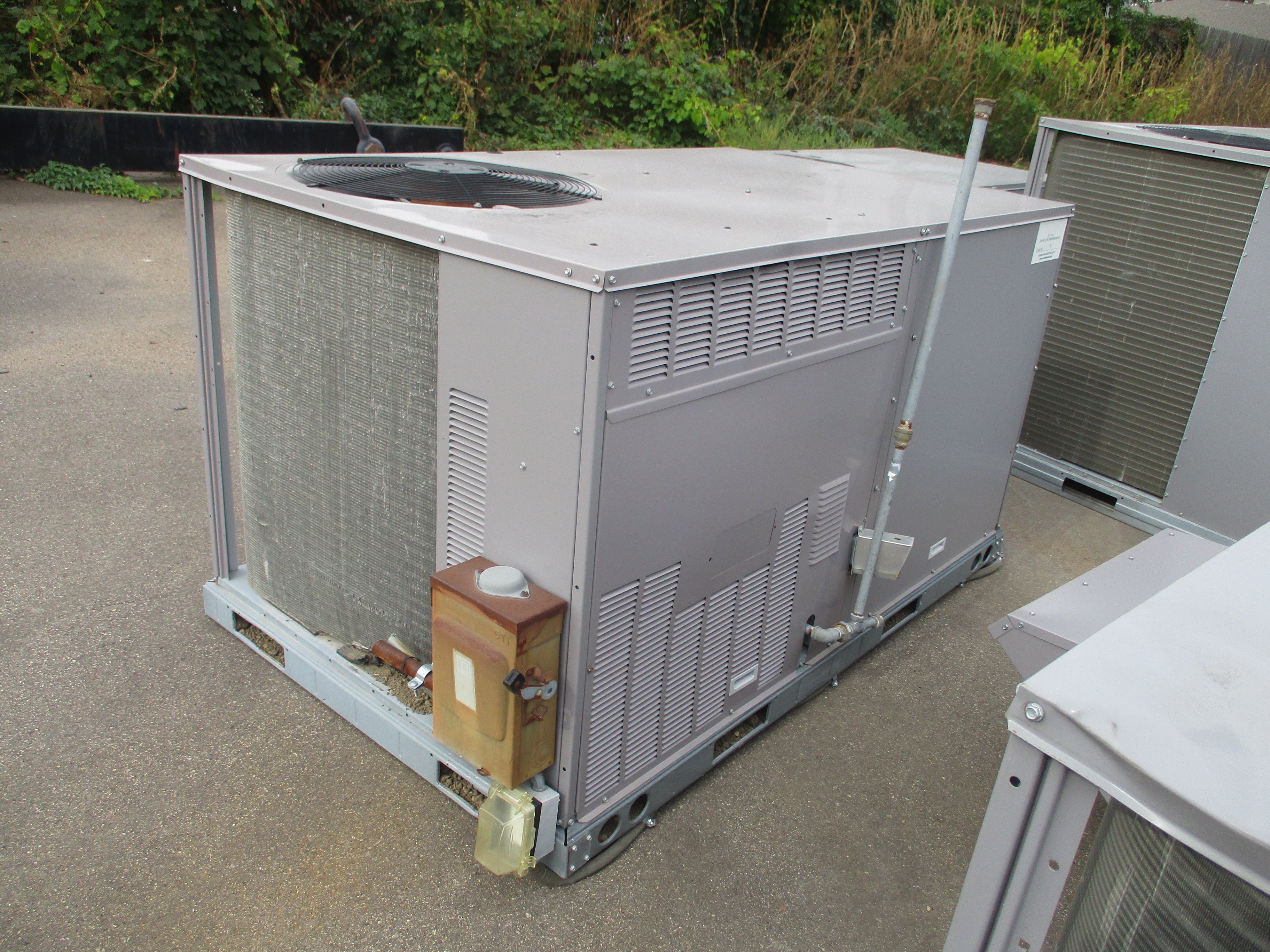 Carrier Rooftop Unit 48HCEA05A2A5A0A0A0 4-Ton 208/230V 3Ph 60Hz Natural Gas Heat