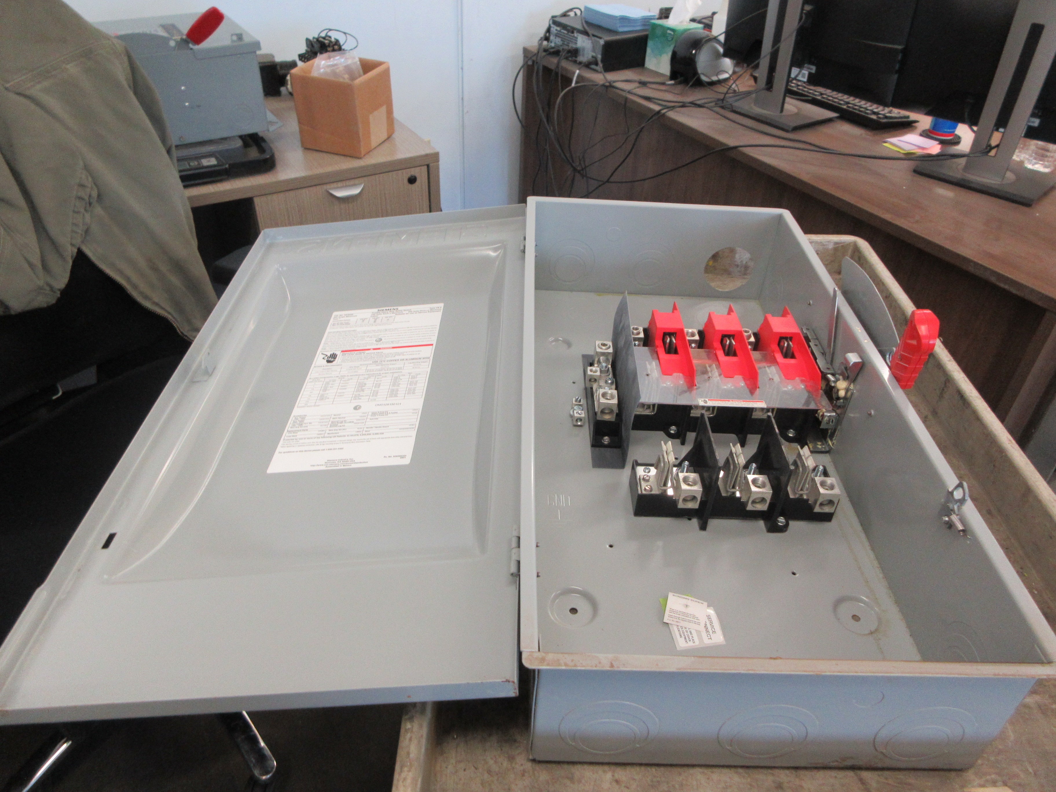 Siemens Fusible Safety Switch/Disconnect HF324N 200A 240V 3P Used
