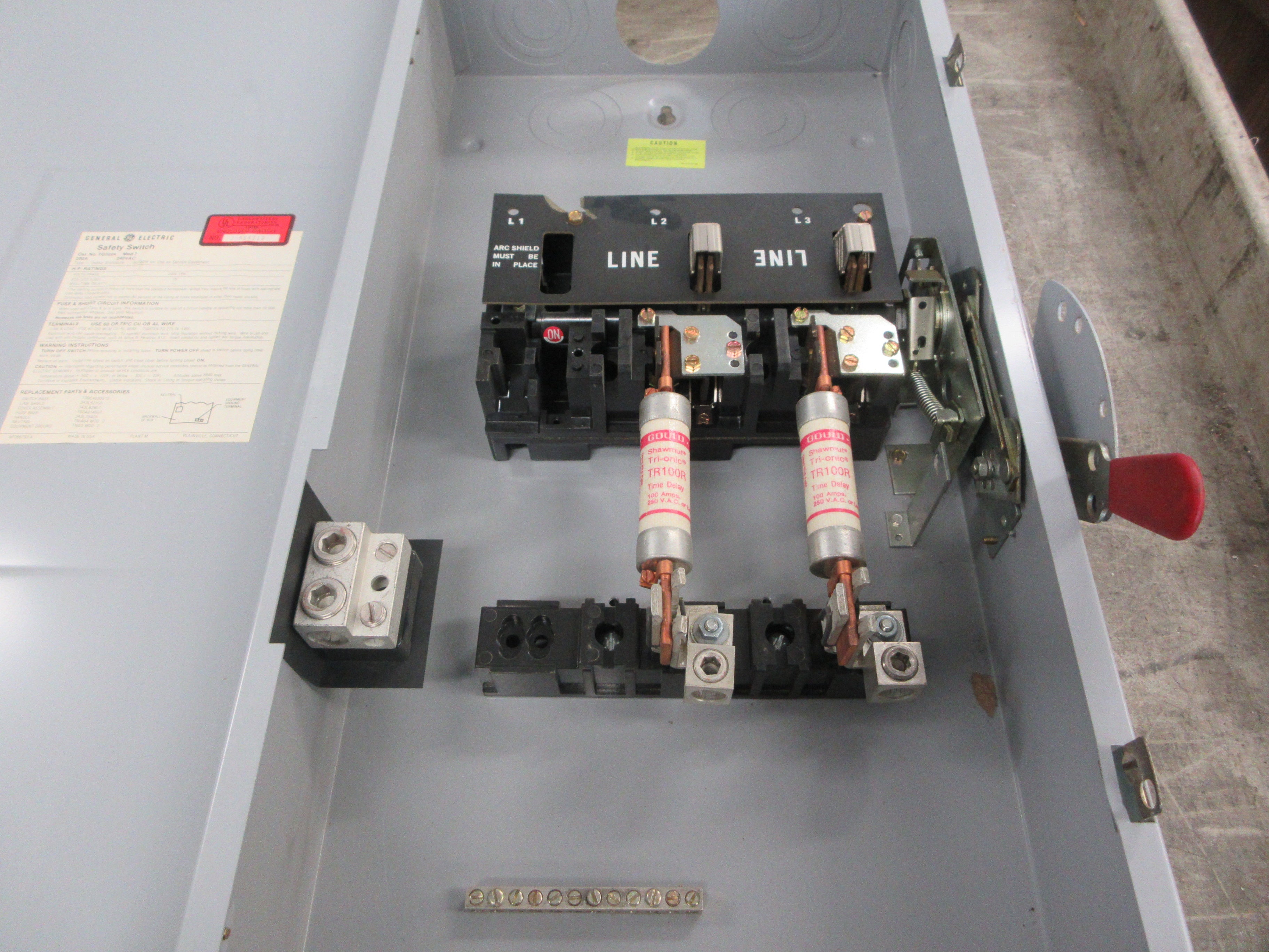 GE Fusible Safety Switch/Disconnect TG3224 200A 240V 1Ph Type 1 Enclosure Used