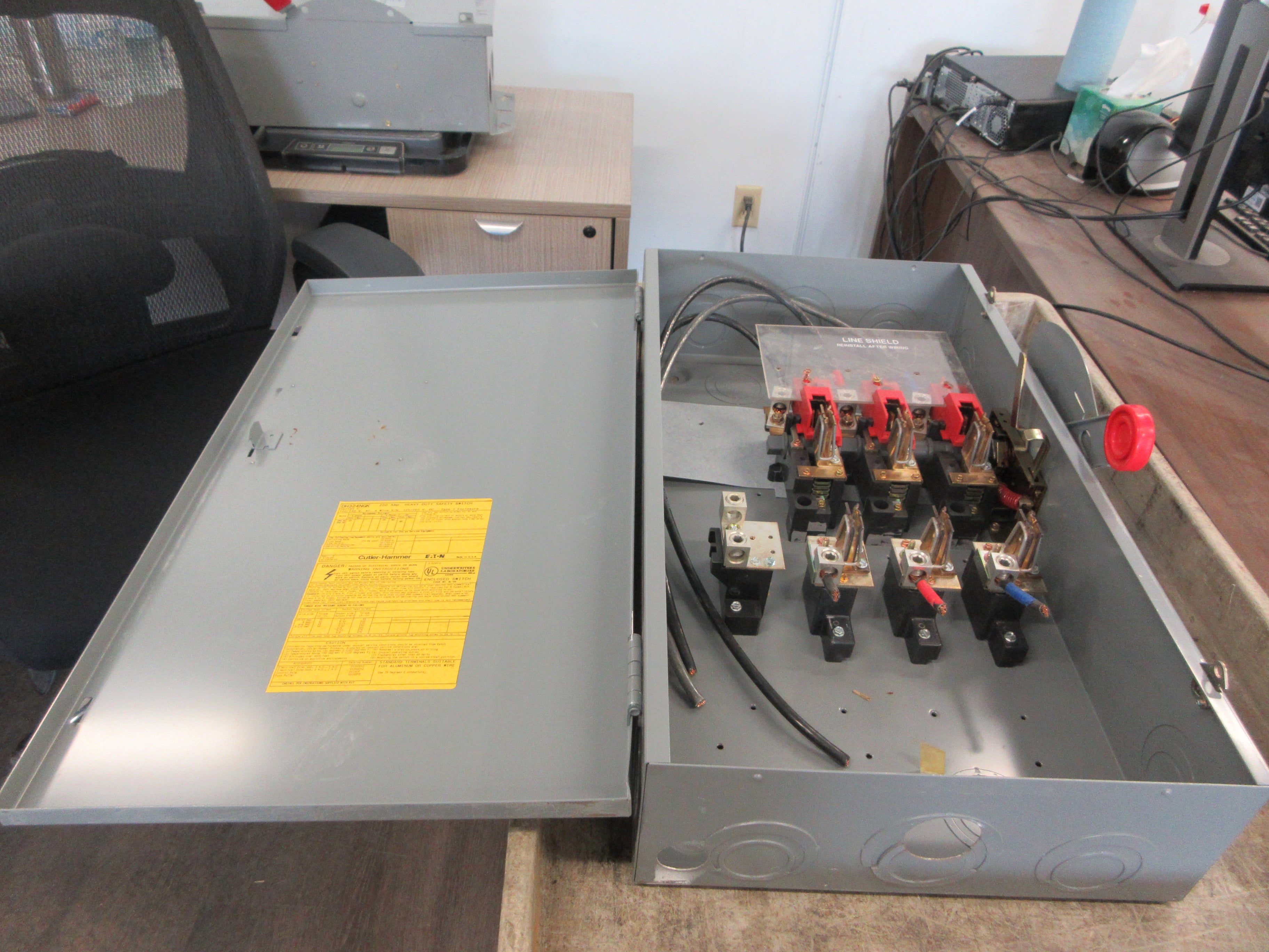 Cutler-Hammer Fusible Safety Switch/Disconnect DH324NGK 200A 120/240V 3P 4W Used