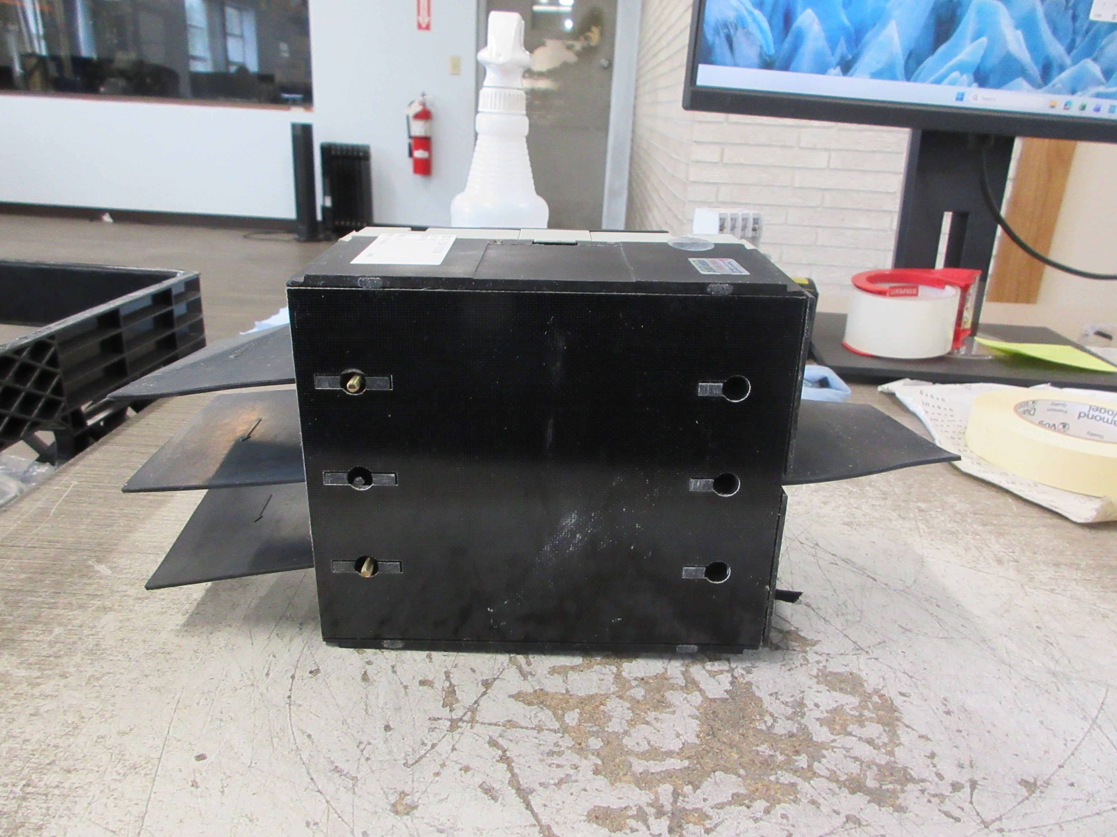 Changshu Circuit Breaker CM3DC-250 1000VDC 250A 4P *No Lug Screws* Used