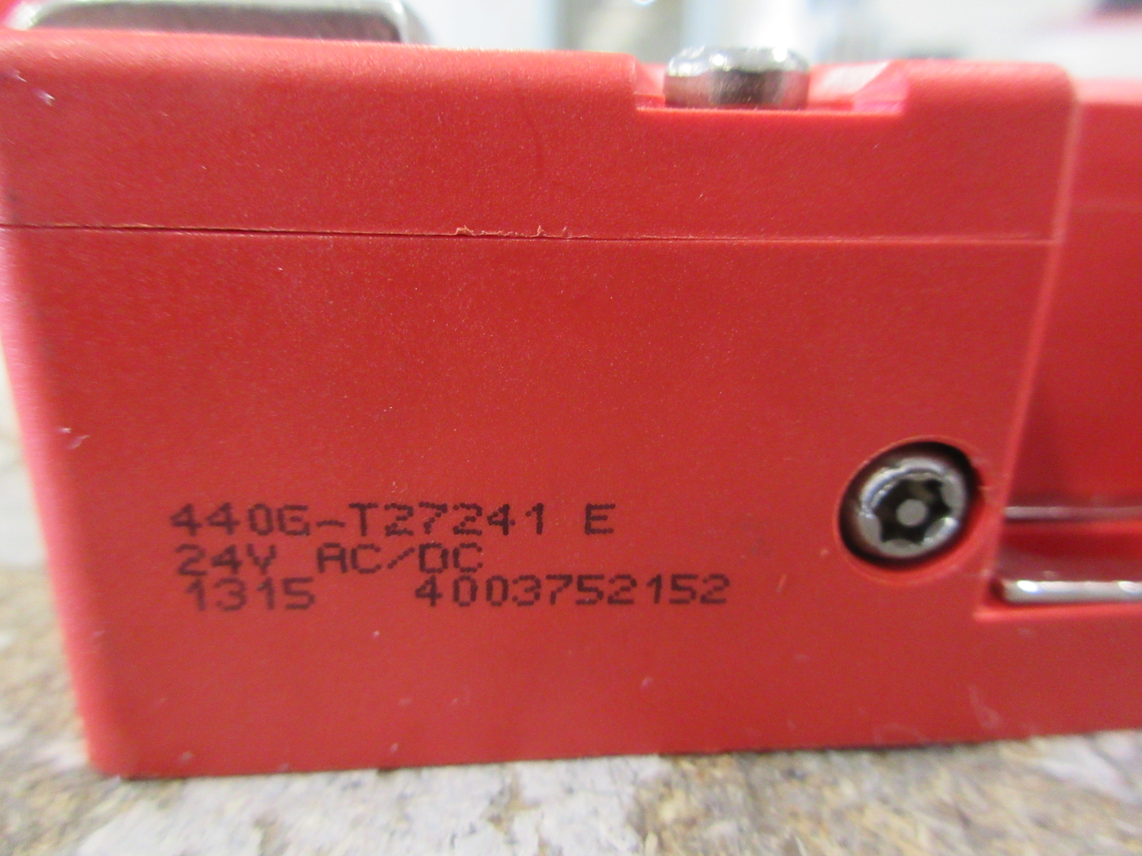 Allen-Bradley Guardmaster TLS2-GD2 Safety Interlock Switch 440G-T27241 Used