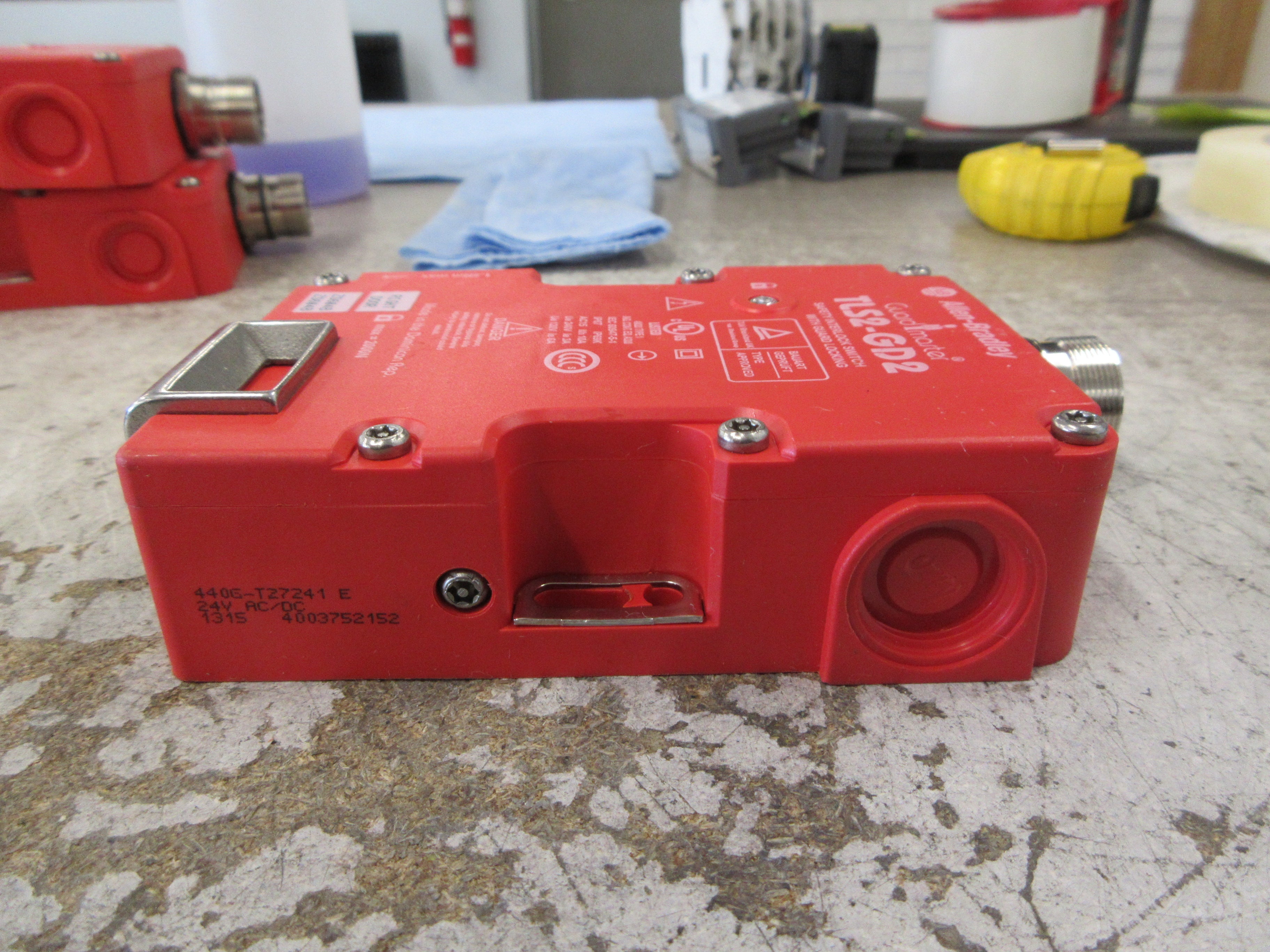 Allen-Bradley Guardmaster TLS2-GD2 Safety Interlock Switch 440G-T27241 Used