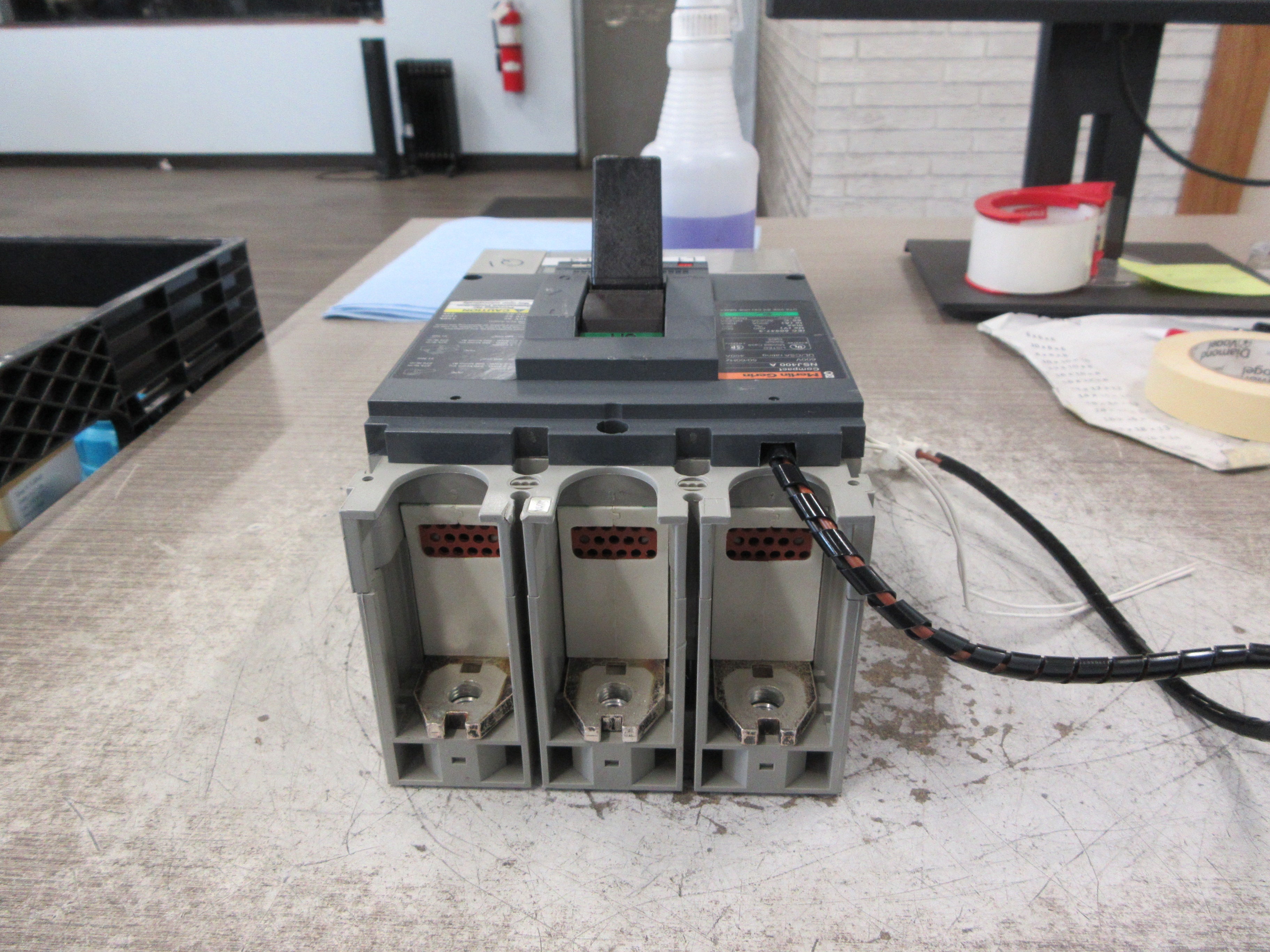 Merlin Gerin Circuit Breaker NSJ400A 400A 600V 50/60Hz 3P W/Connector Used