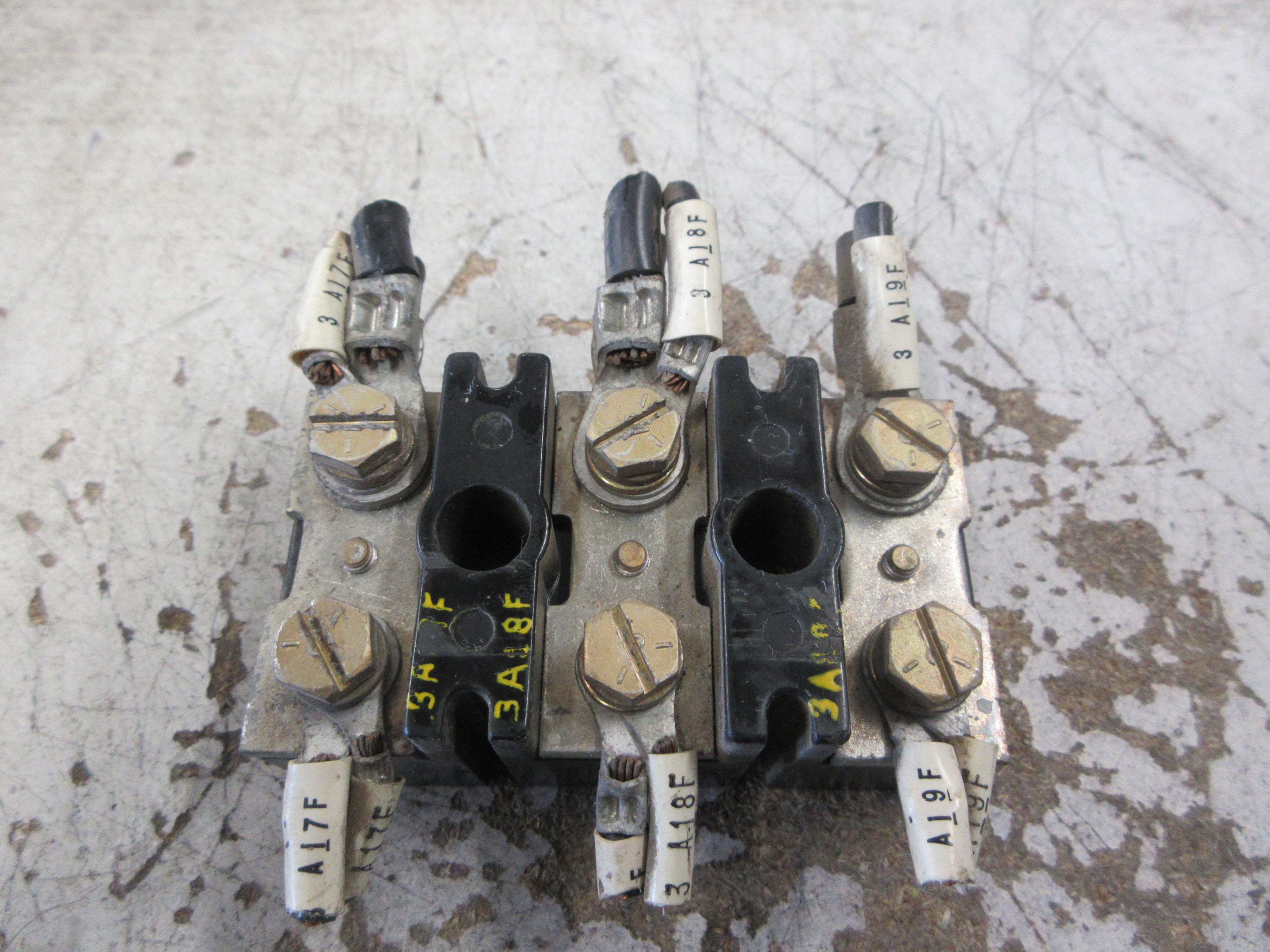 GE Terminal Block 8690262G3 100A 600V CR2960-SY-139C3C Used
