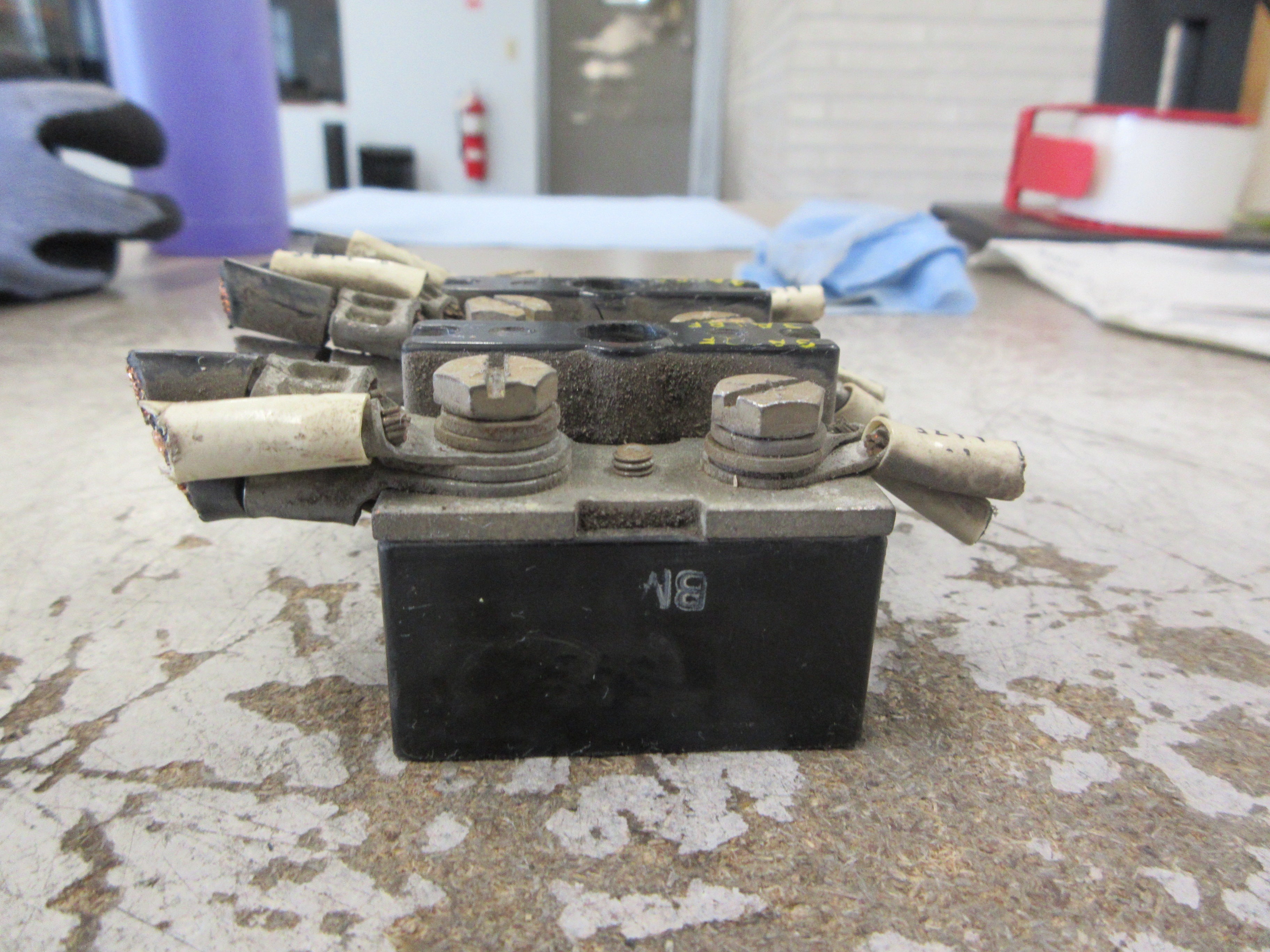 GE Terminal Block 8690262G3 100A 600V CR2960-SY-139C3C Used