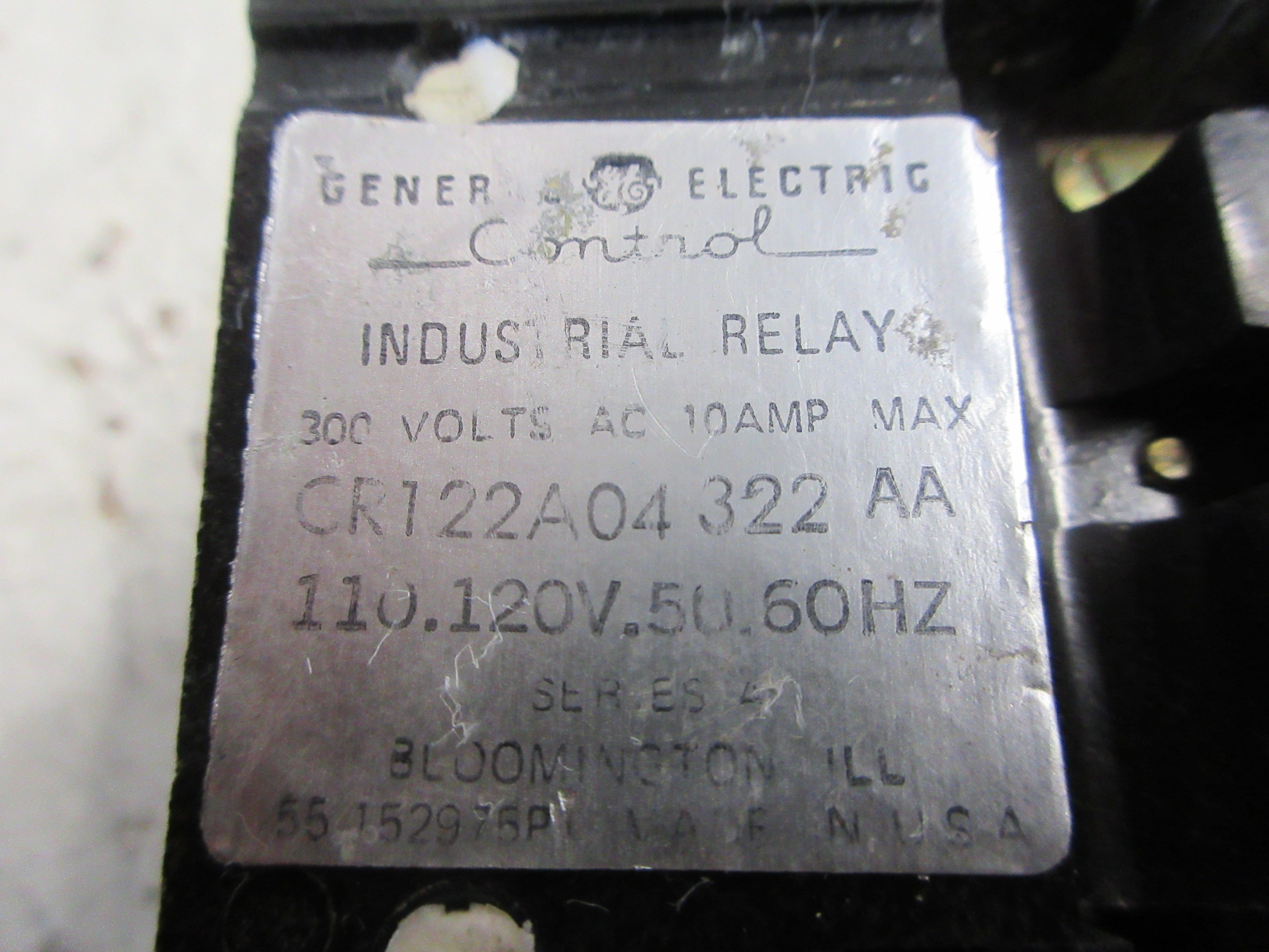GE Industrial Relay CR122A04322AA 110-120V Coil 300VAC 10A *Chipped Corner* Used
