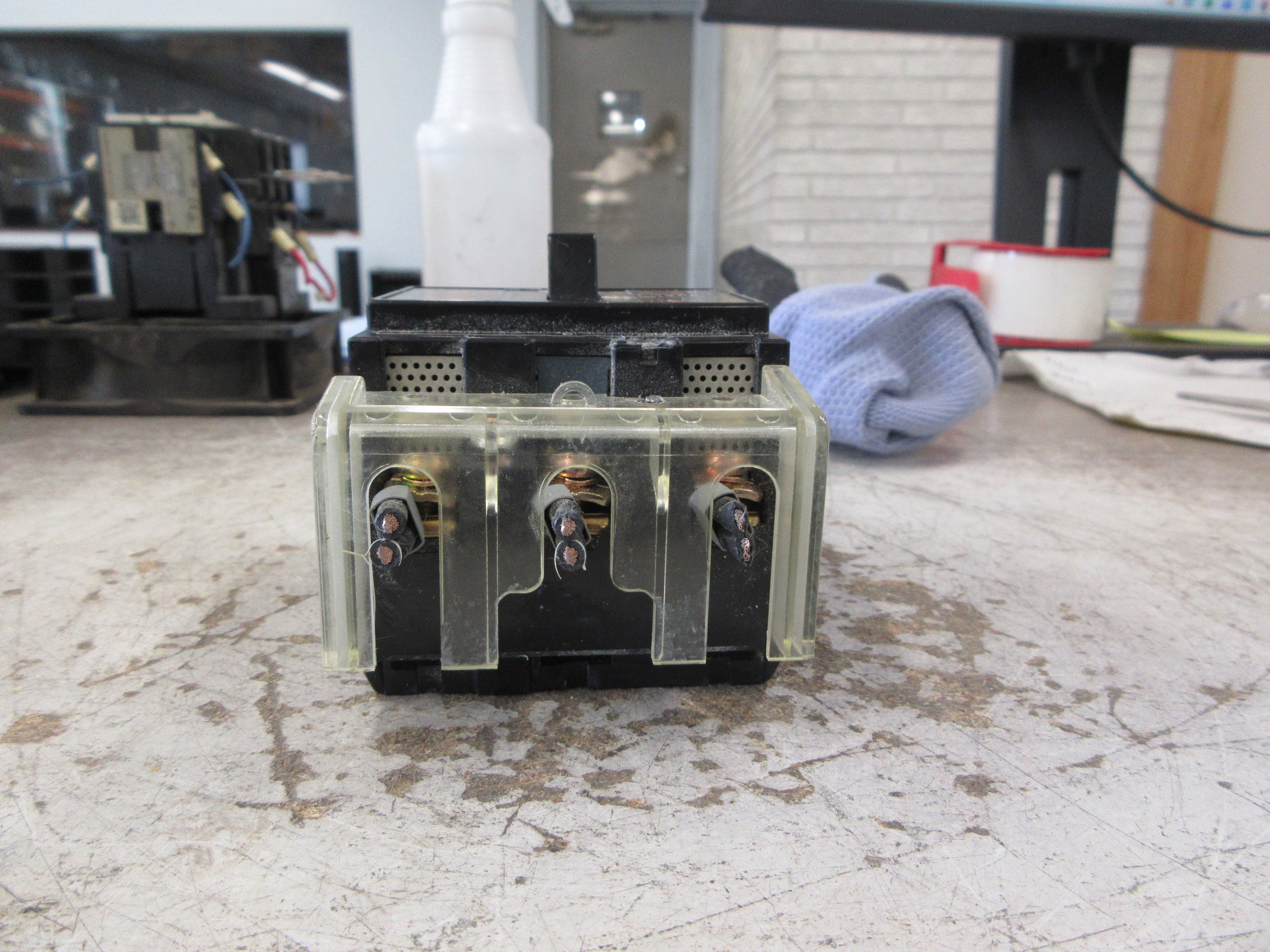 Fuji Electric Circuit Breaker EA33 30A 460V 3P (1) Terminal Cover Used
