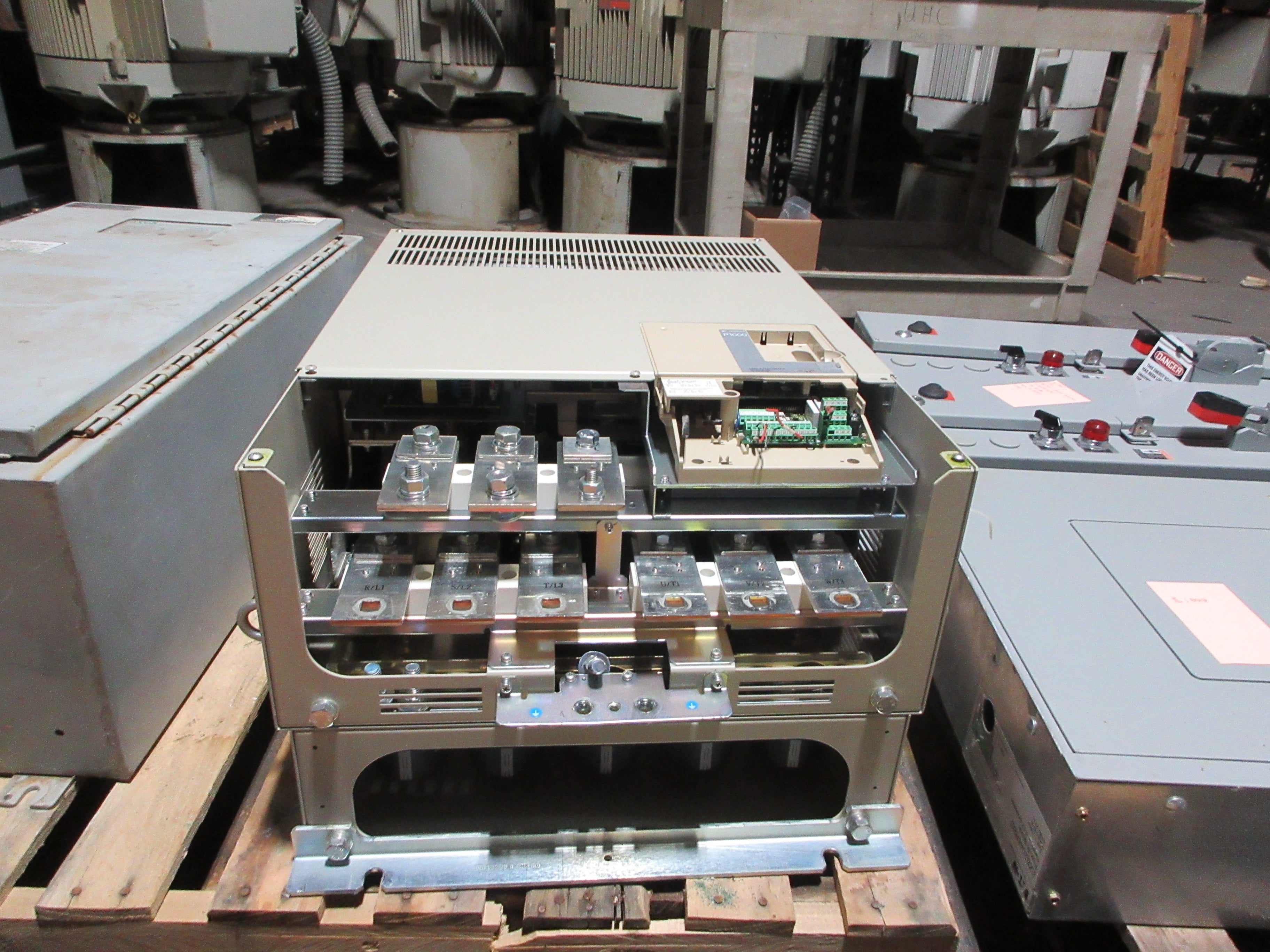 Yaskawa P1000 AC Drive CIMR-PU4A0296AAA Rev. A 250HP 3Ph Used