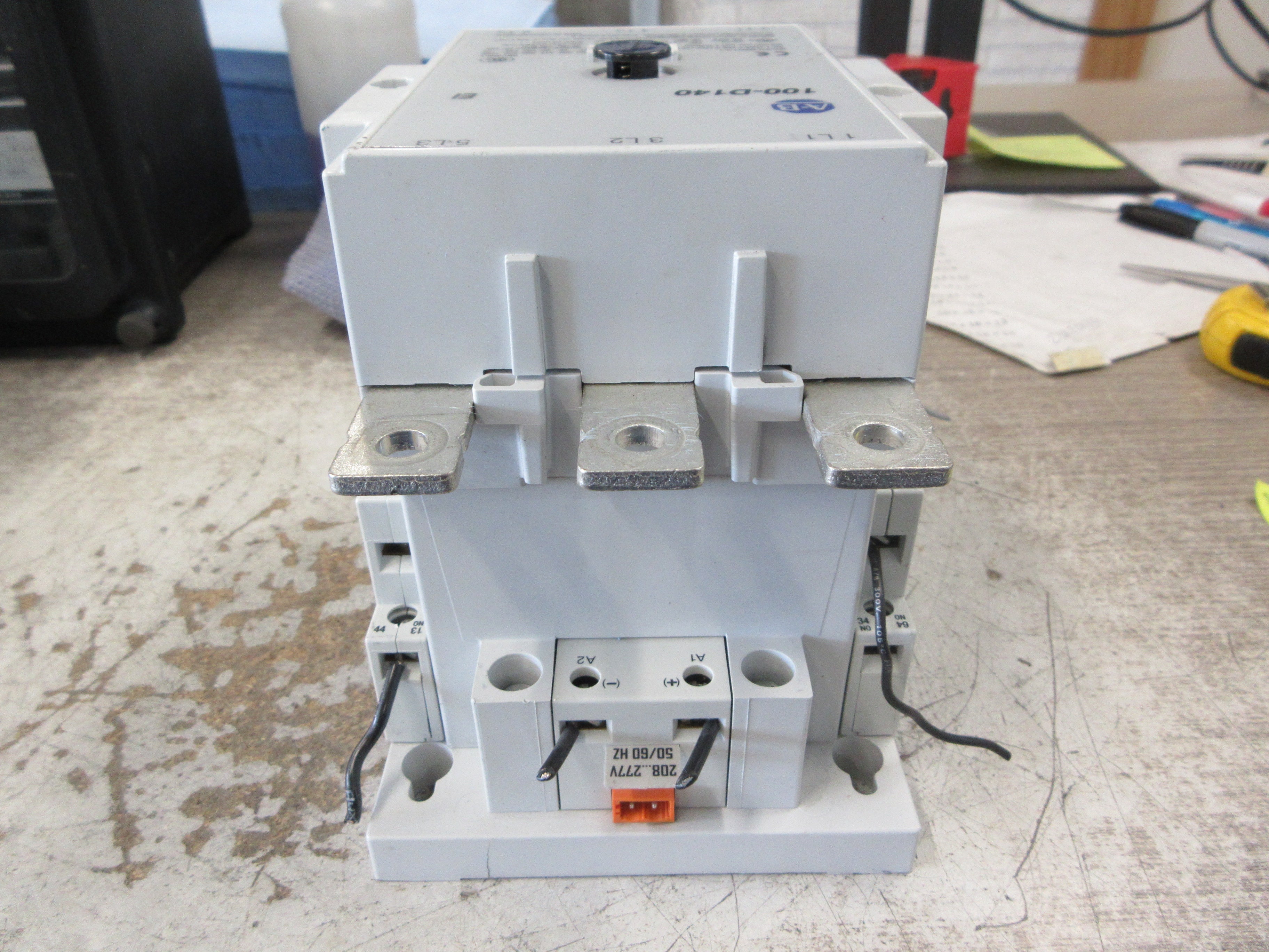 Allen-Bradley Contactor 100-D140 208-277V Coil 220A 600V (2) Aux Contact Used