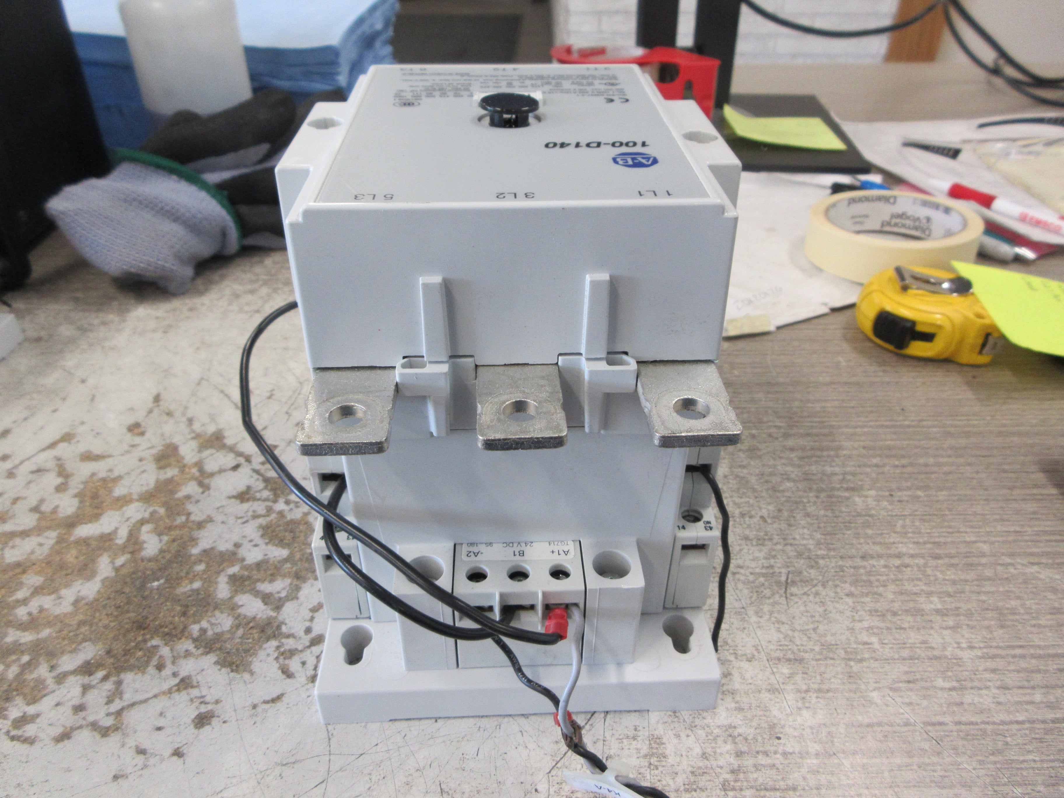 Allen-Bradley Contactor 100-D140 24VDC Coil 220A 600V (2) Aux Contacts Used