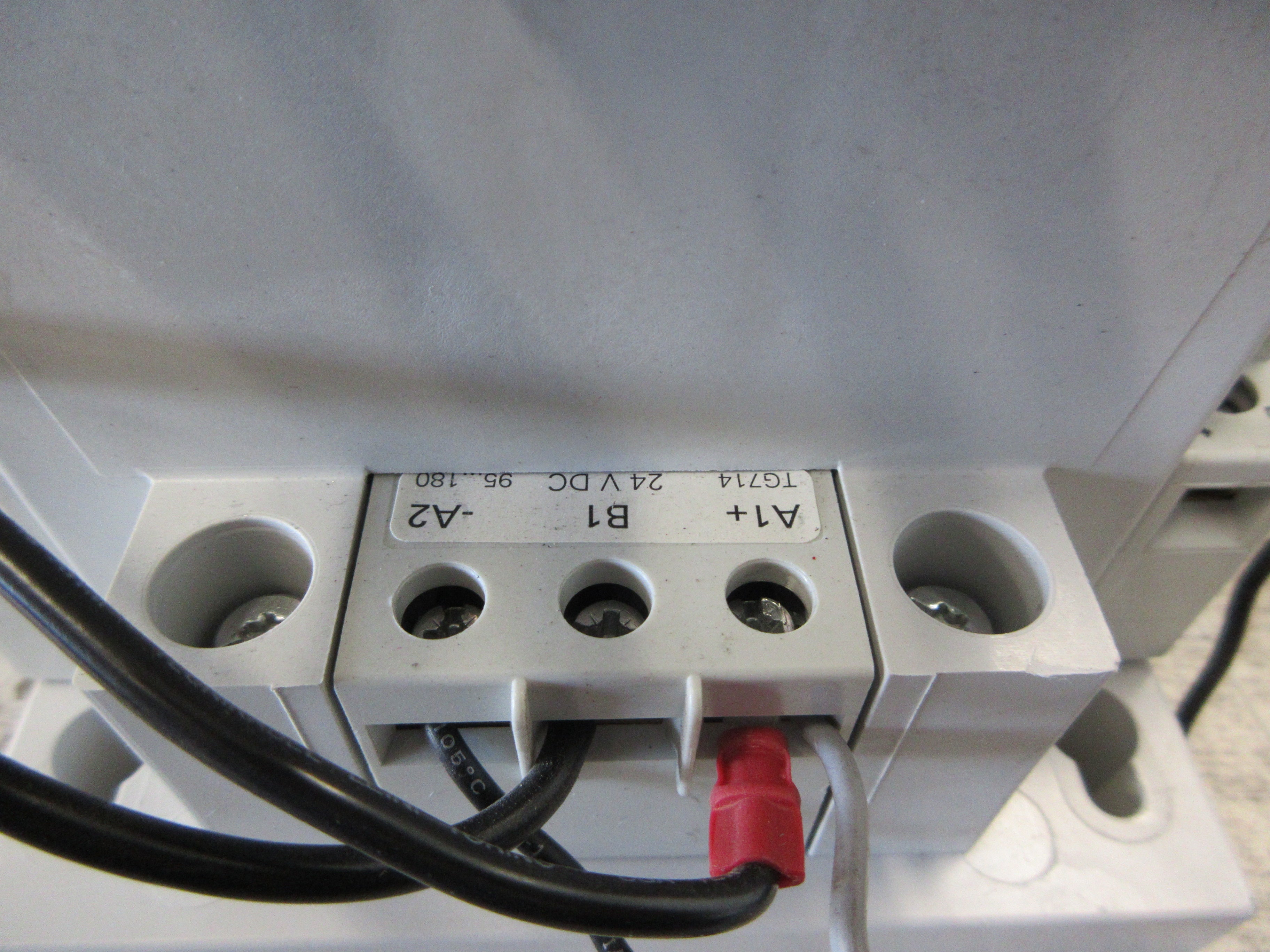 Allen-Bradley Contactor 100-D140 24VDC Coil 220A 600V (2) Aux Contacts Used