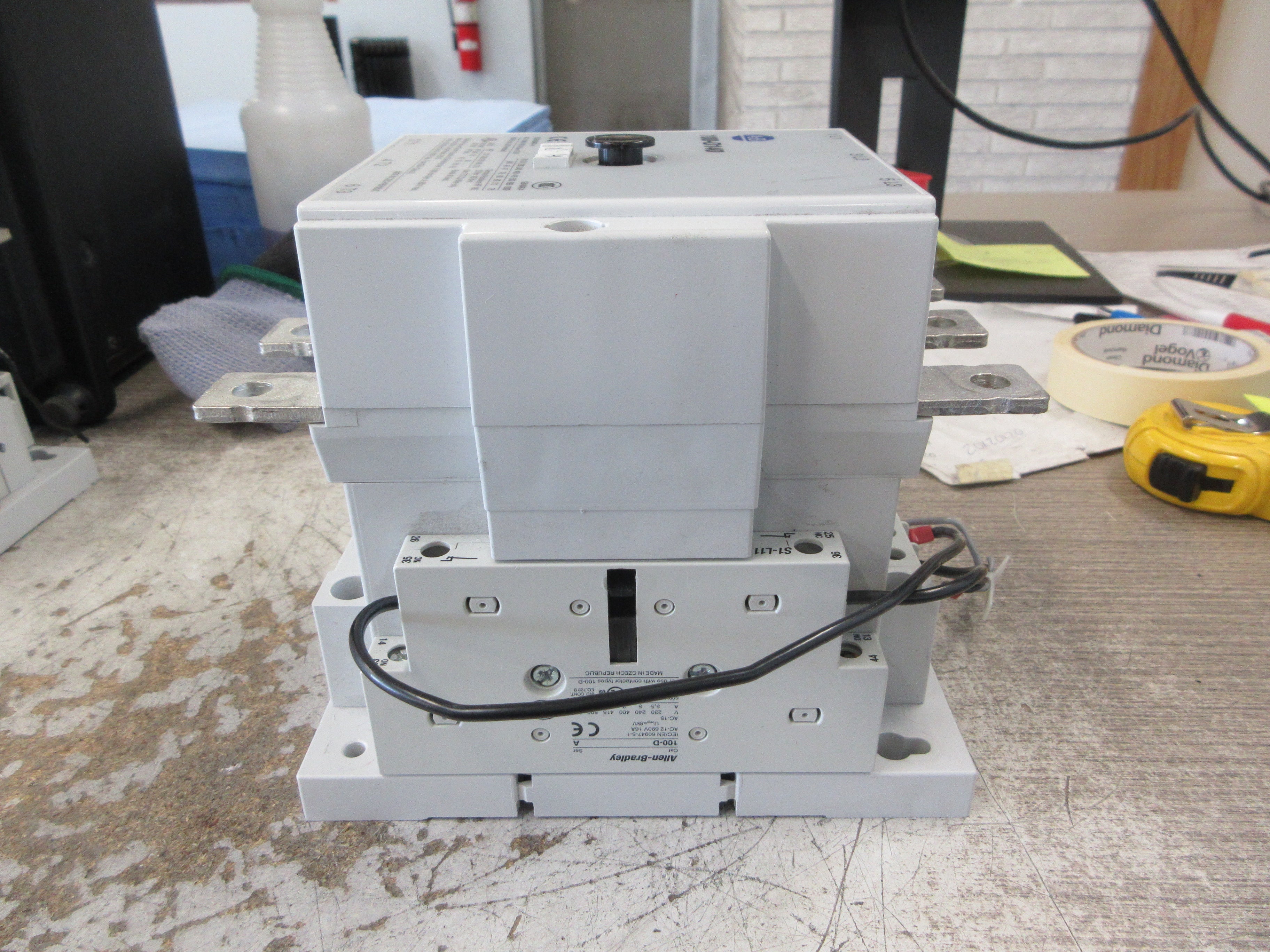 Allen-Bradley Contactor 100-D140 24VDC Coil 220A 600V (2) Aux Contacts Used