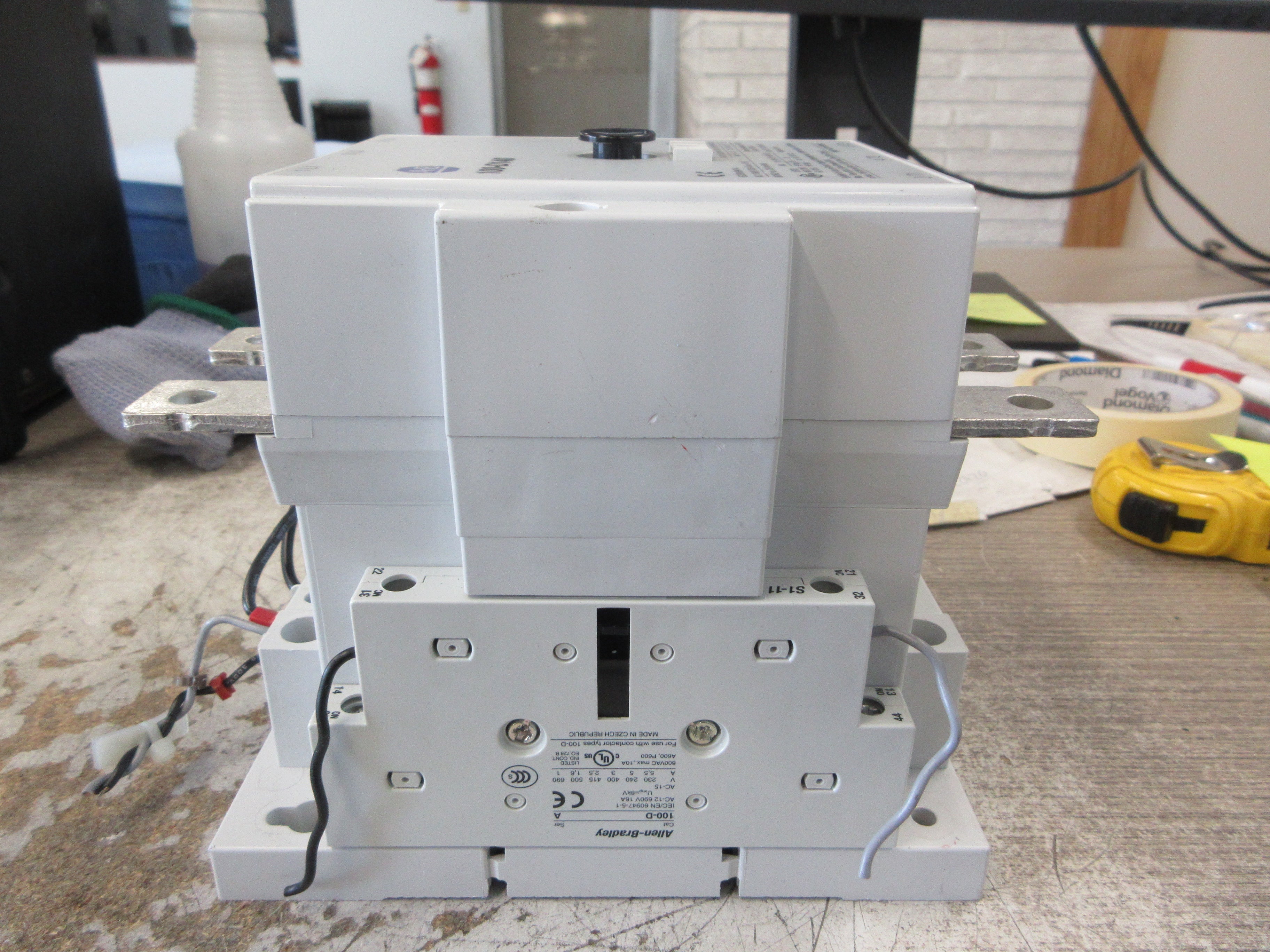 Allen-Bradley Contactor 100-D140 24VDC Coil 220A 600V (2) Aux Contacts Used
