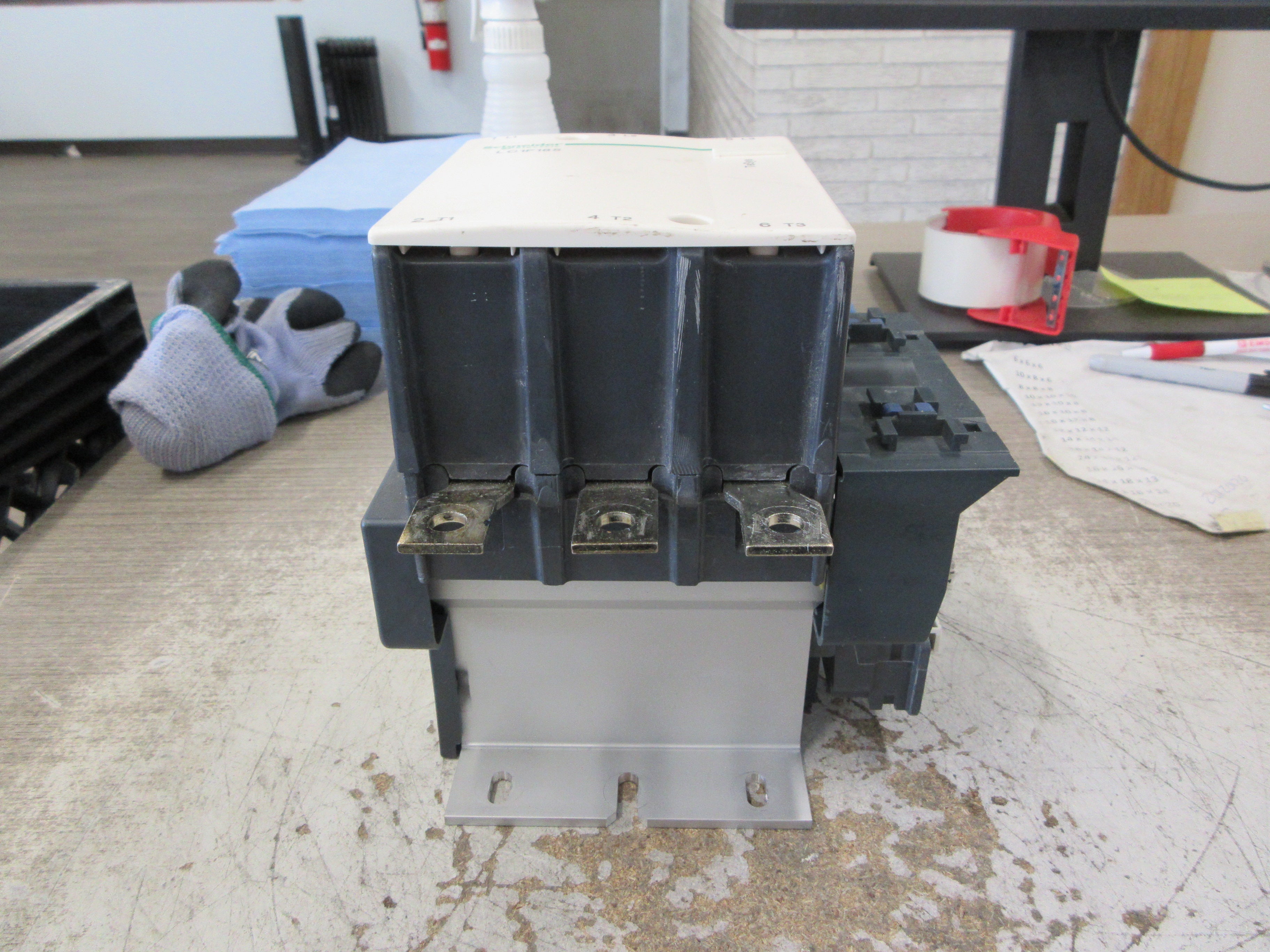 Schneider Electric Contactor LC1F185 115-120V Coil *Cracked Base* Used