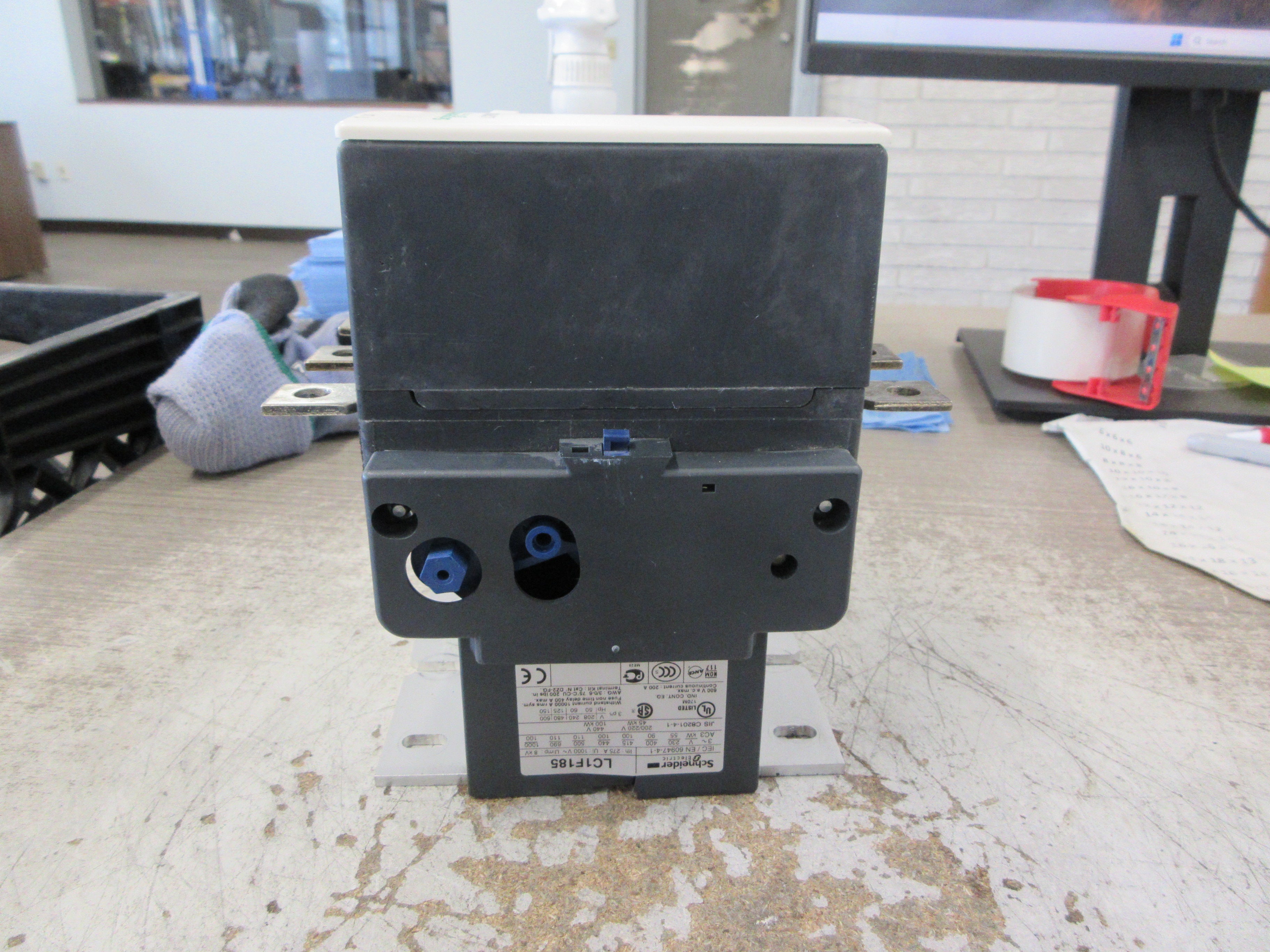 Schneider Electric Contactor LC1F185 115-120V Coil *Cracked Base* Used