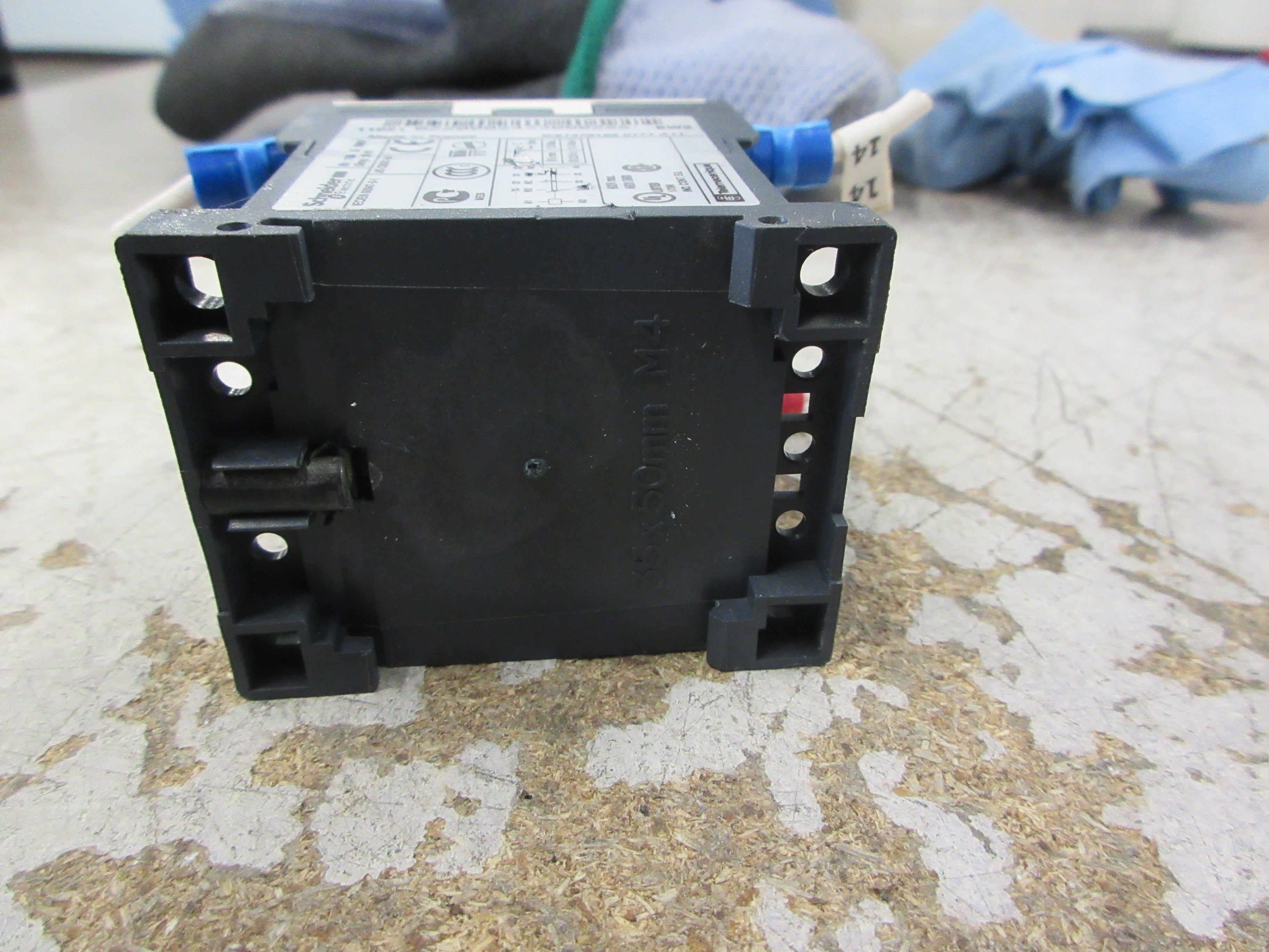 Schneider Electric Contactor CA4KN 22BW3 24VDC Coil Used
