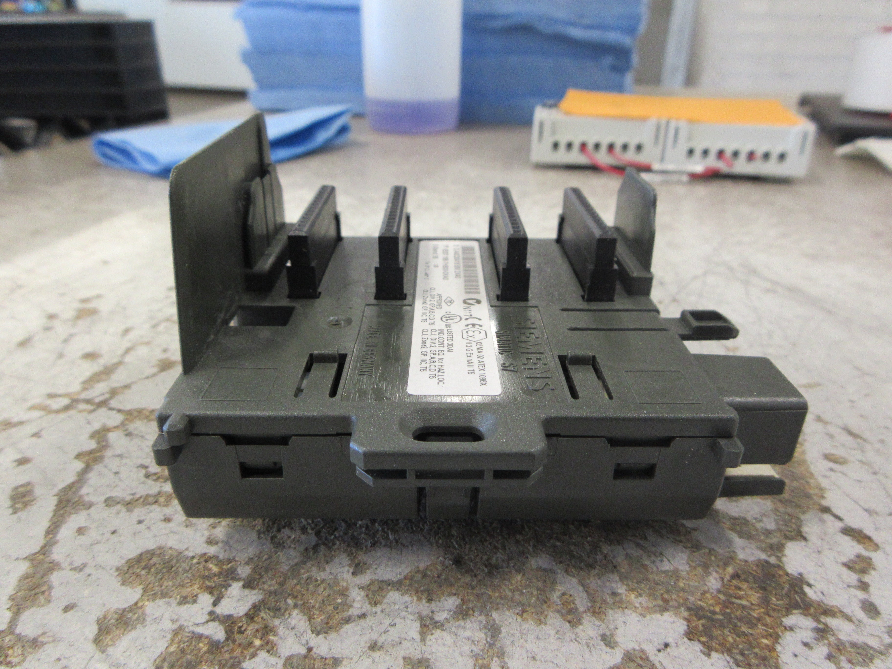 Siemens Bus Module 6ES7 195-7HB00-0XA0 E-Stand: 05 Used