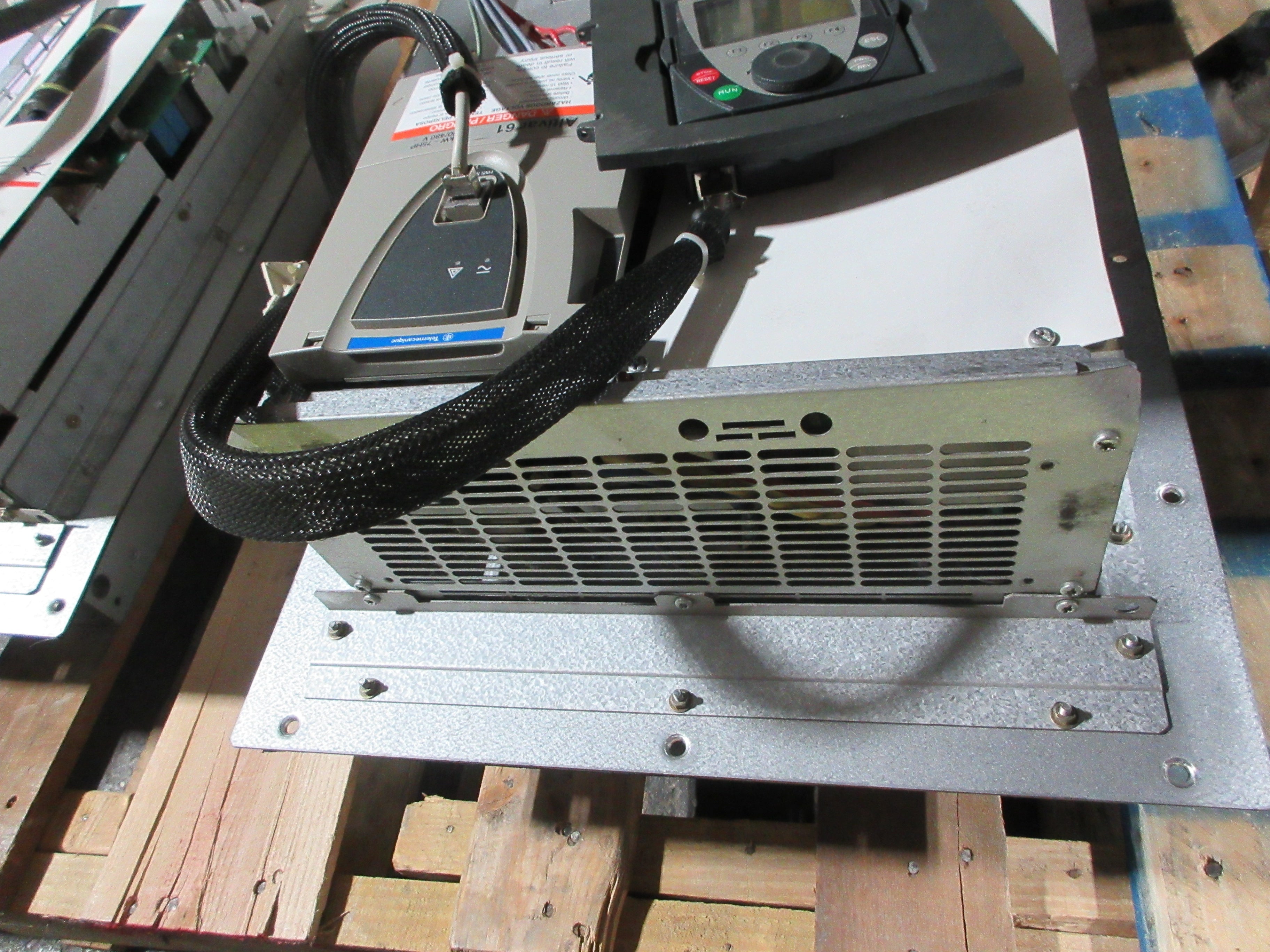 Telemecanique Altivar 61 AC Drive ATV61HD55N4 75HP Used