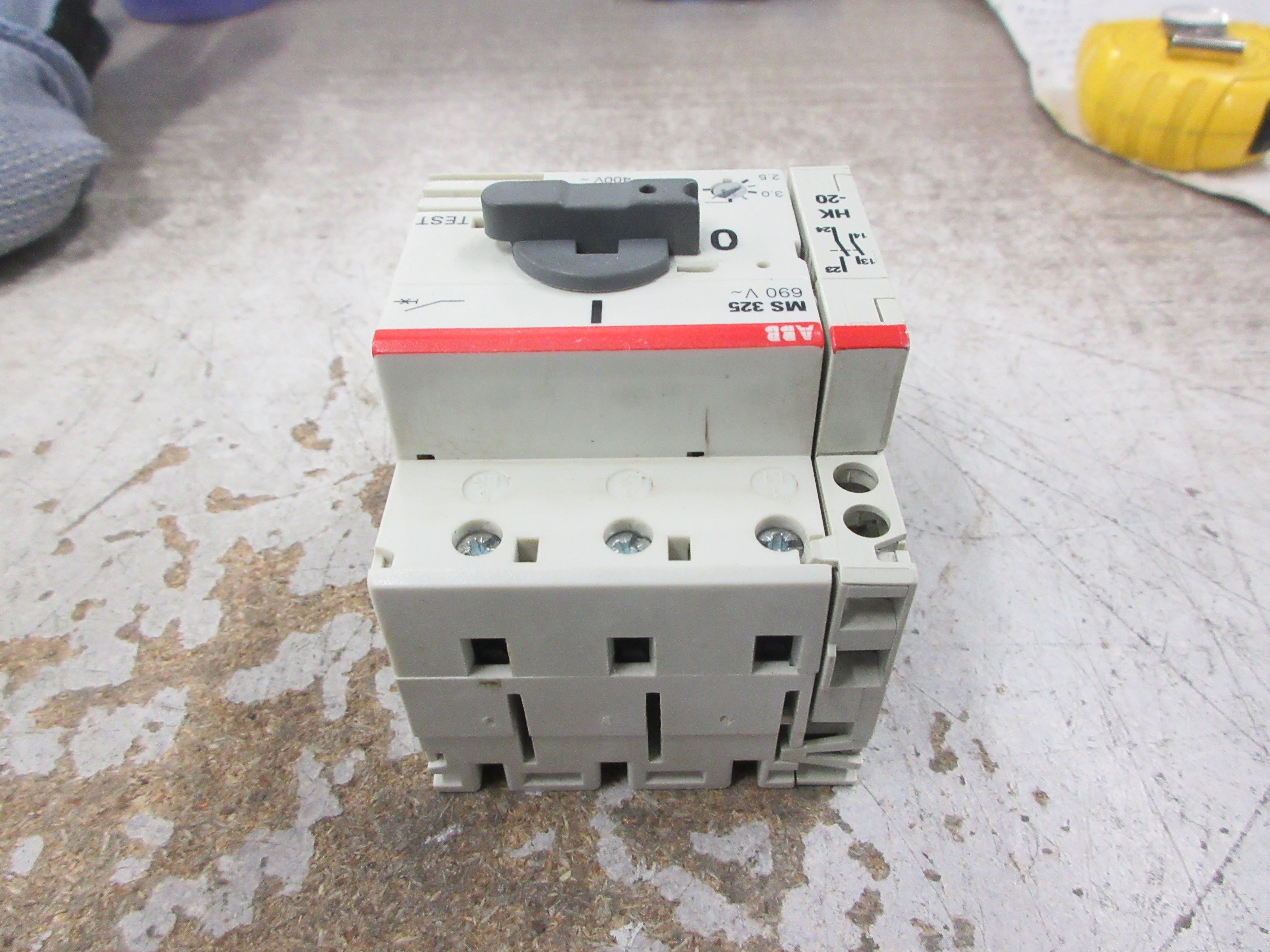 ABB Manual Starter MS 325 Trip: 2.5-4.0A 600V w/ Aux Contact, Used