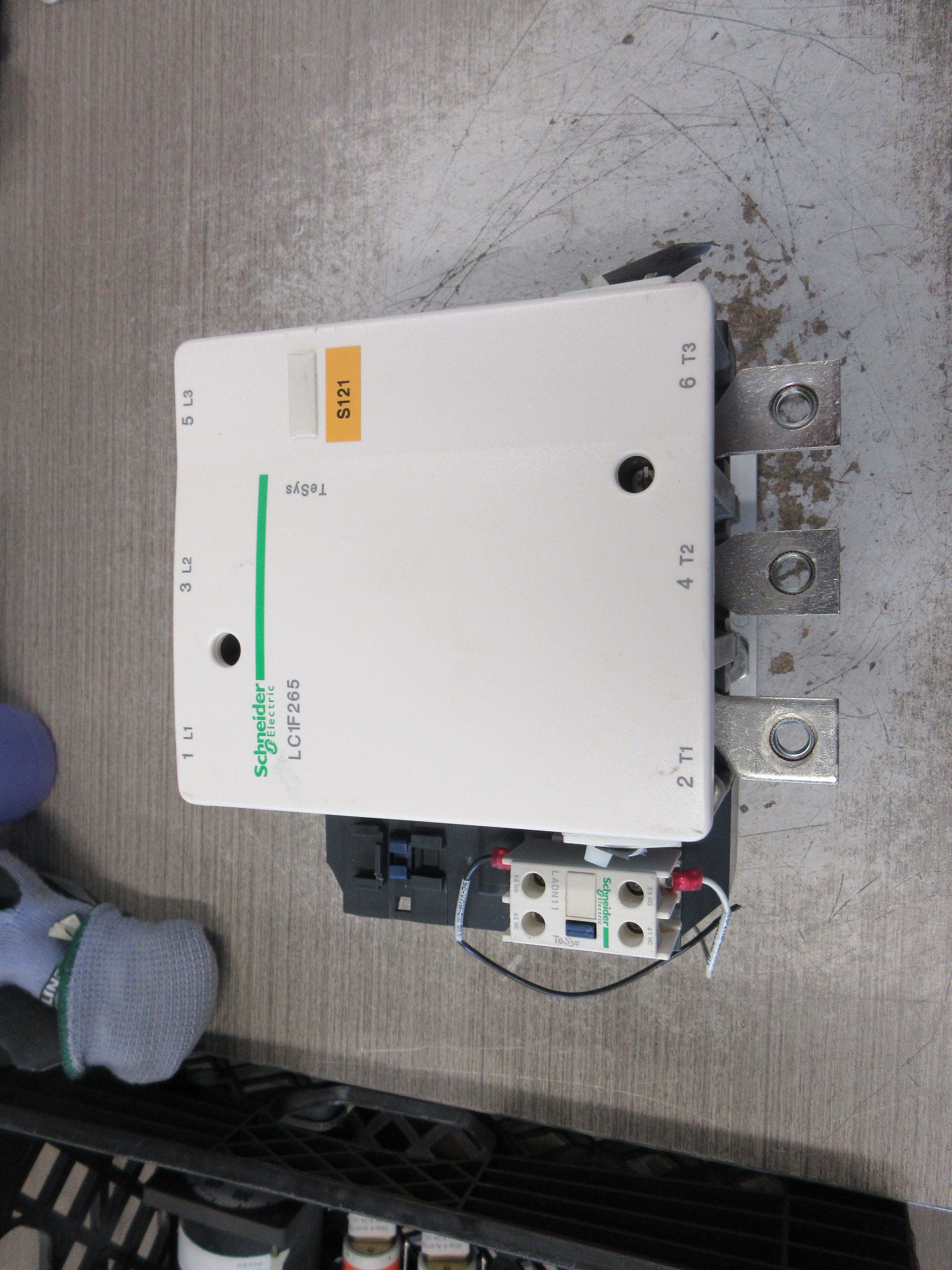 Schneider Electric Contactor LC1F265S121 24VDC Coil 285A 600V Used