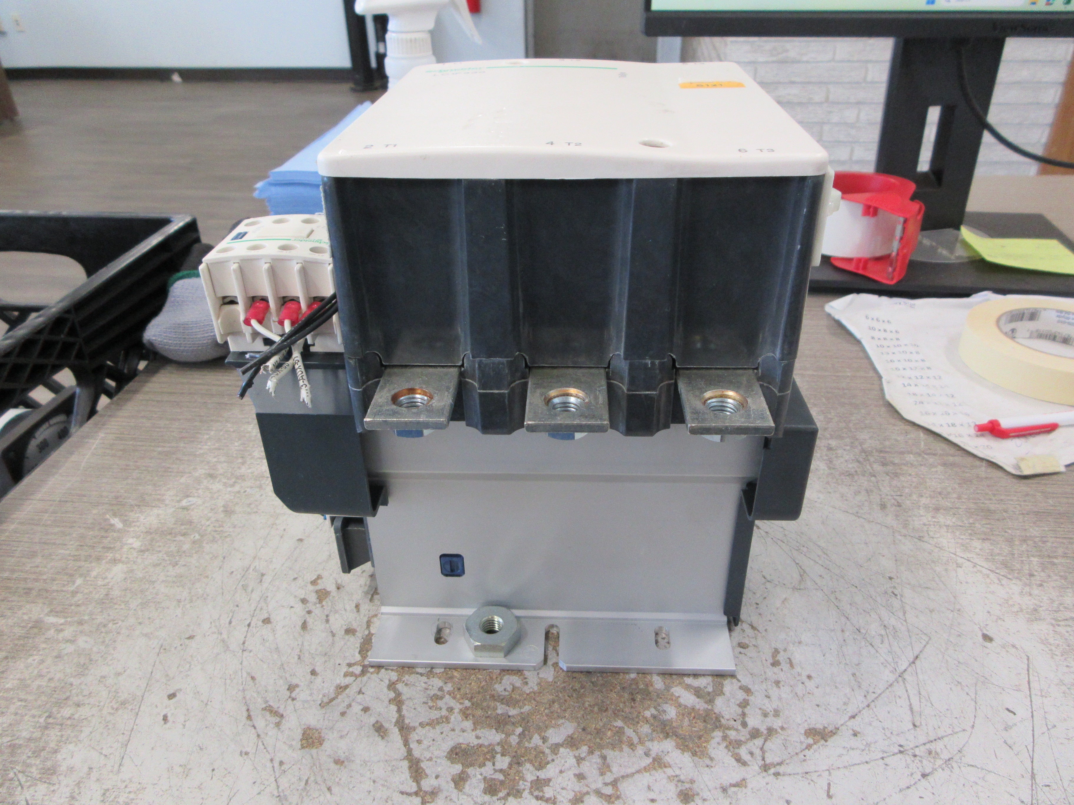 Schneider Electric Contactor LC1F330S121 24VDC Coil 370A 600V Used