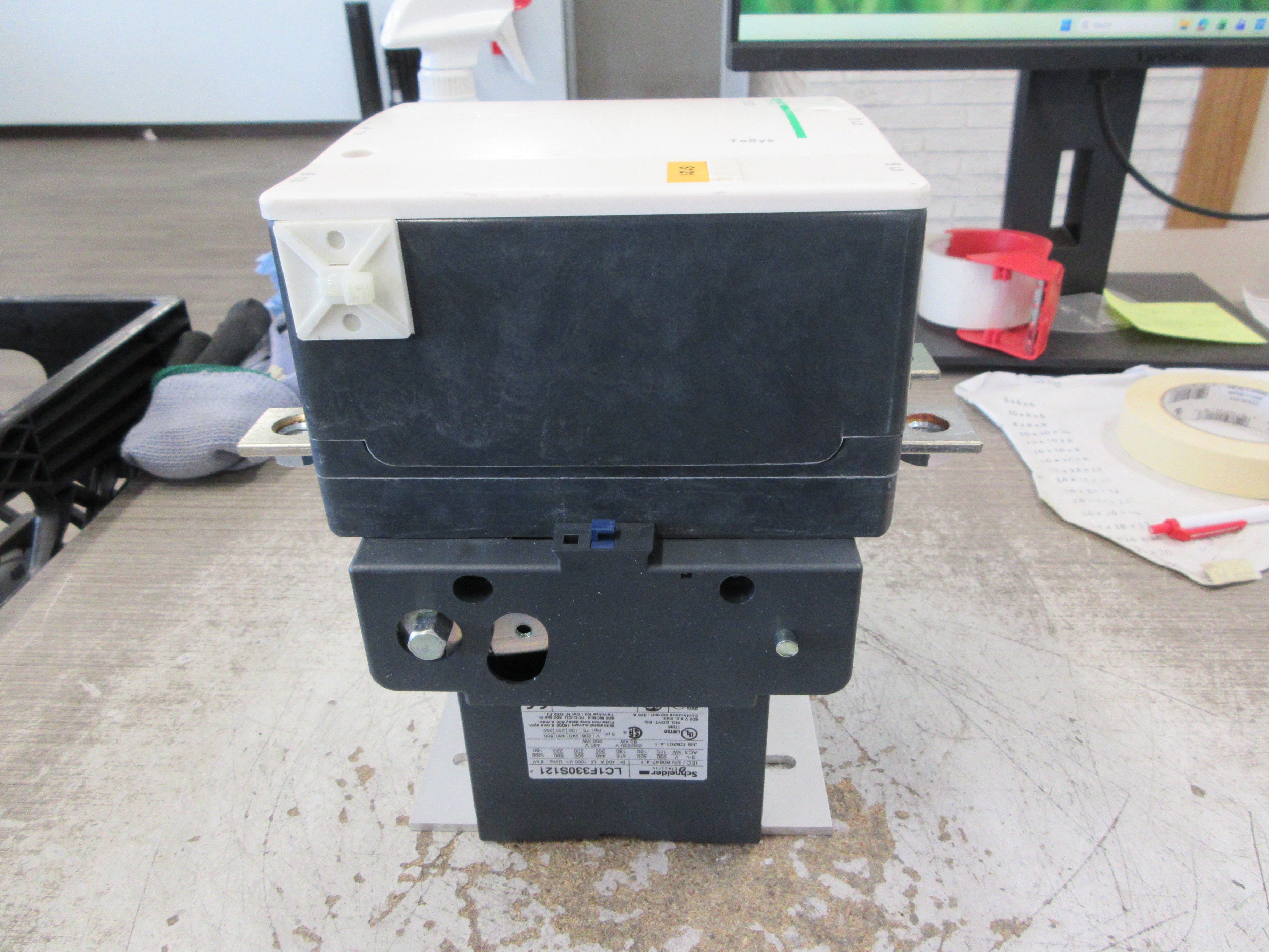 Schneider Electric Contactor LC1F330S121 24VDC Coil 370A 600V Used