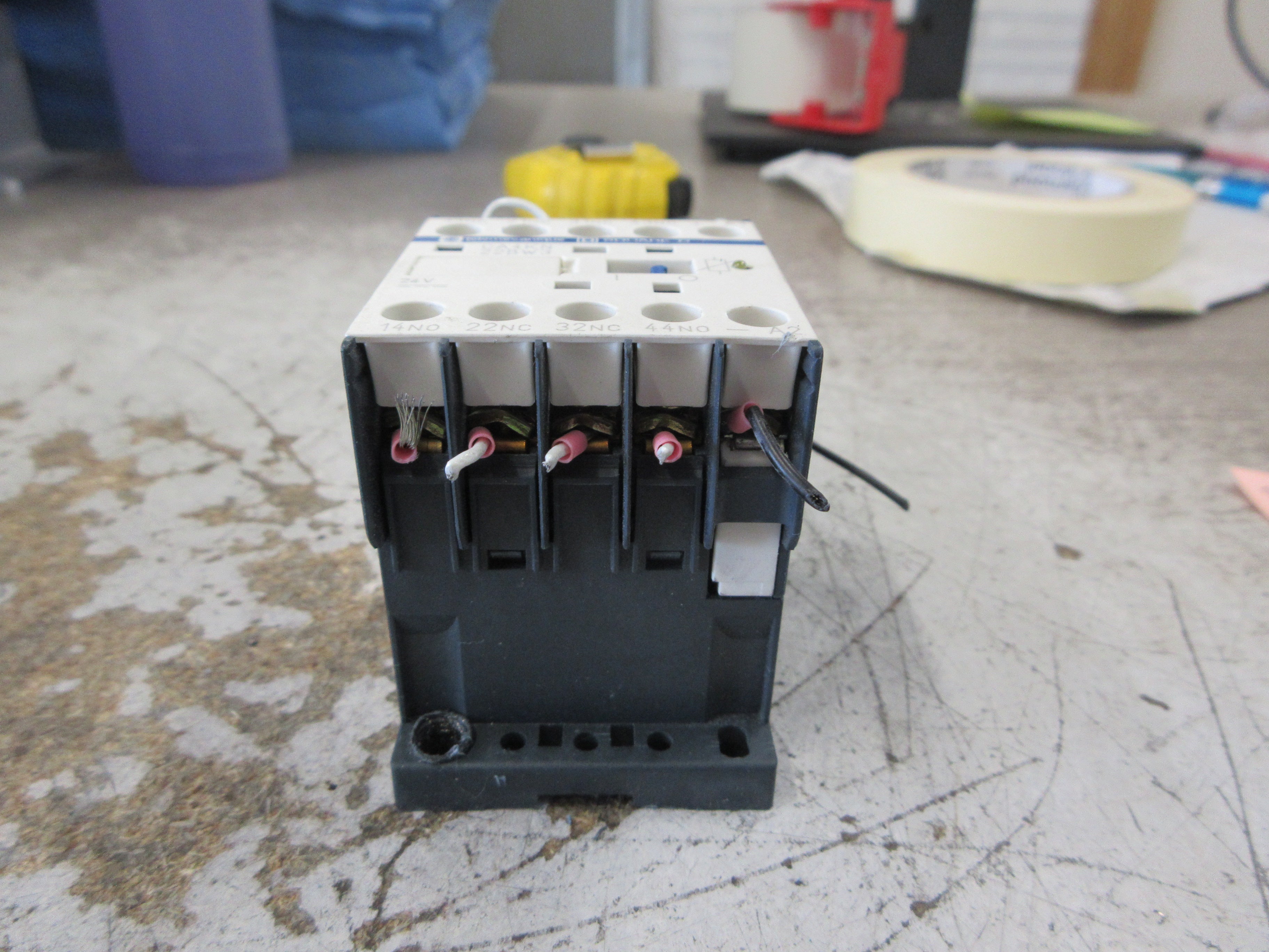 Square D Contactor CA4KN 22BW3 24VDC Coil Used