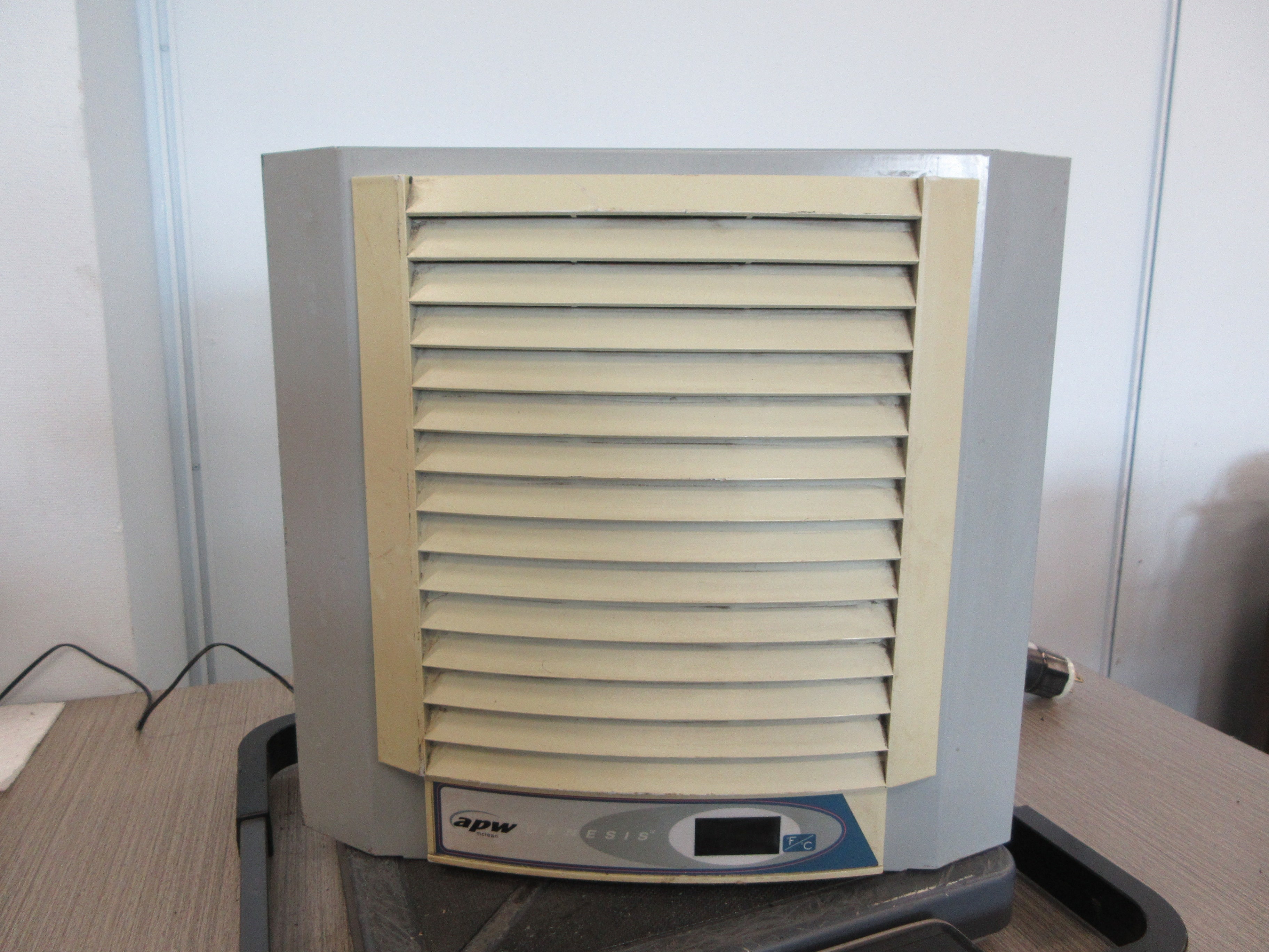 APW McLean Electronic Enclosure Air Conditioner M13-0116-G1014 800/1000 BTU Used