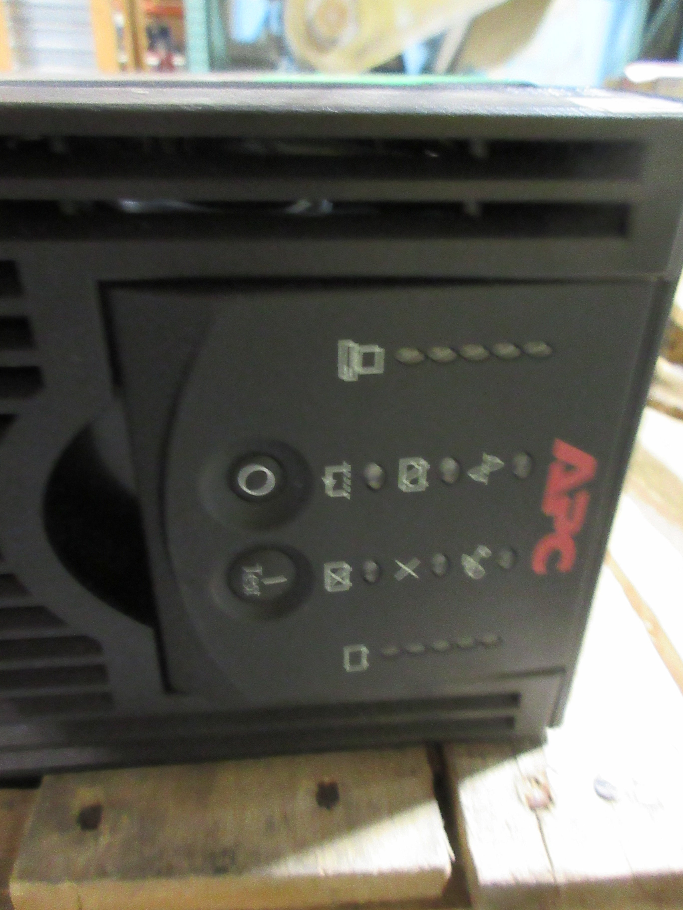 APC Smart-UPS RT-3000 3000VA Input: 220-240V , 50/60Hz , 16A Used