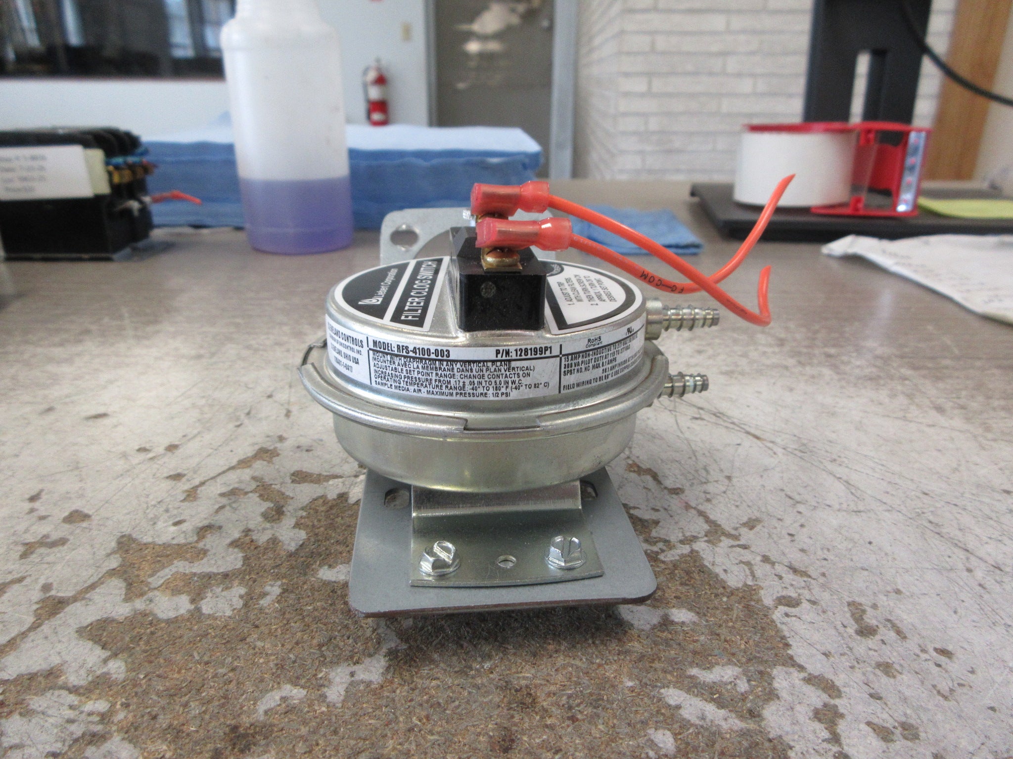 Liebert Filter Clog Switch 128199P1 Model #: RFS-4100-003 Used