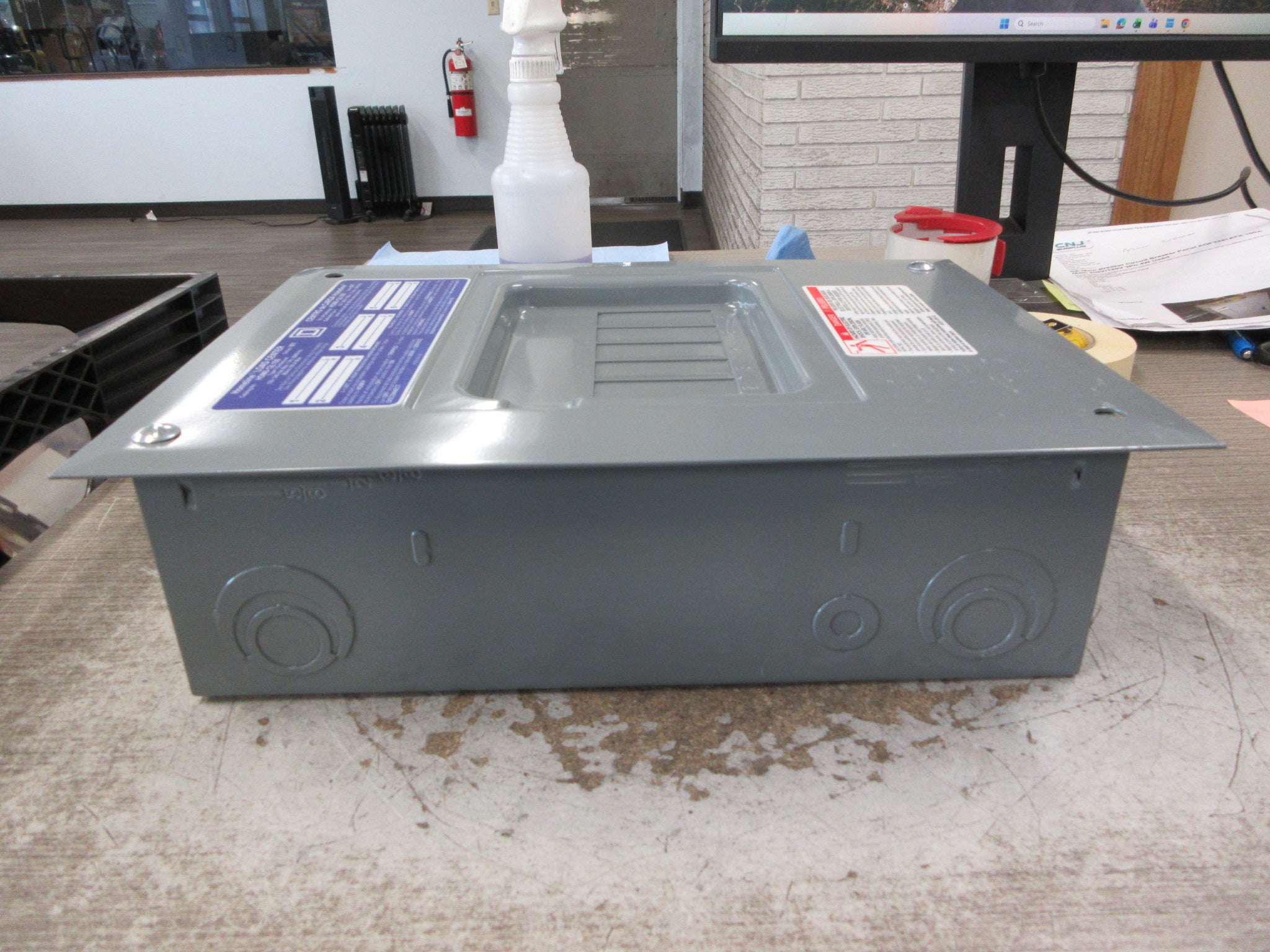 Square D Main Lug Circuit Breaker Panel HOM6-12L100 120/240V New Surplus