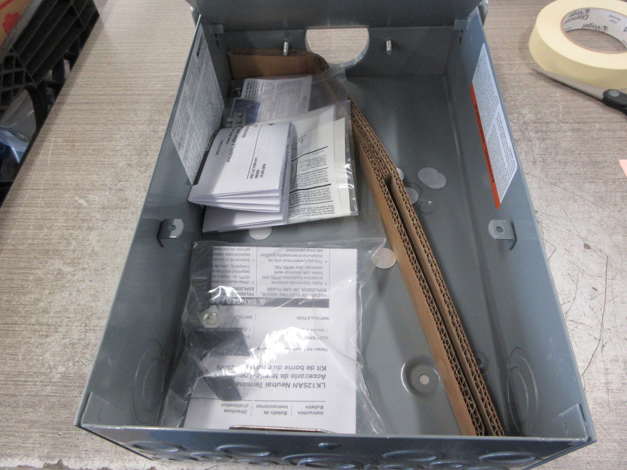 Square D Main Lug Circuit Breaker Panel HOM4-8L125GRB 120/240V Max New Surplus